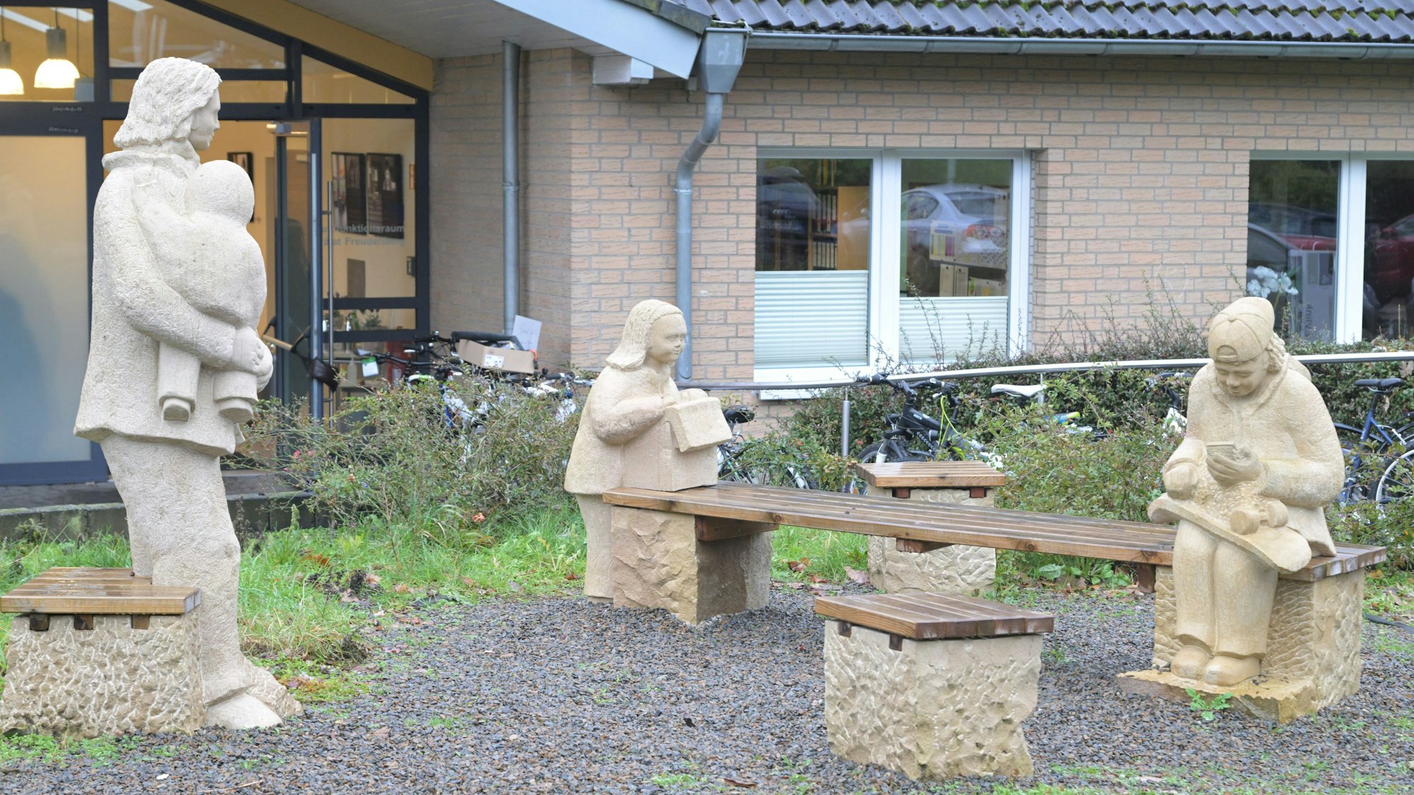 Das Foton zeigt eine Skulpturengruppe vor dem Haupteingang der „Guten Hand“ in Kürten-Biesfeld.