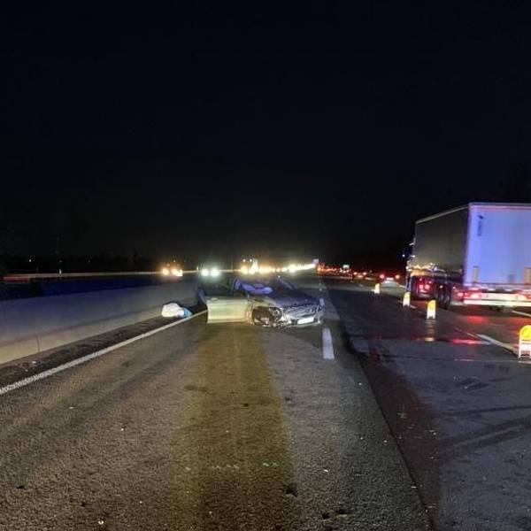 Ein zerstörter Pkw liegt auf der A1 nach einem Unfall bei Erftstadt.