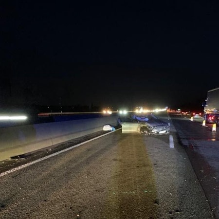 Ein zerstörter Pkw liegt auf der A1 nach einem Unfall bei Erftstadt.