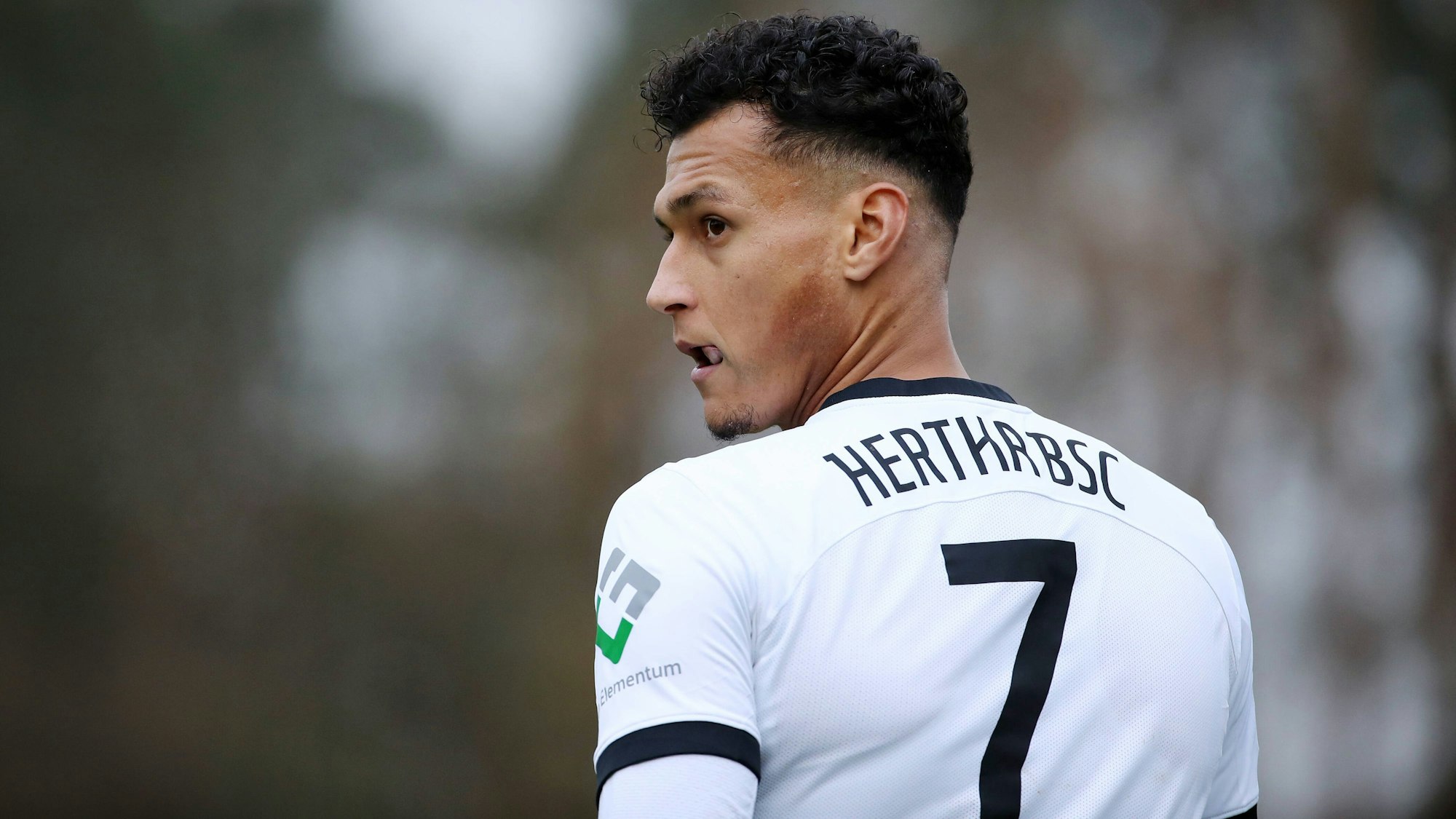 Davie Selke / Aktion / Oberkoerper Oberkörper von hinten / / Fußball Fussball / DFL Bundesliga Herren / Testspiel Saison 2022/2023 / 26.11.2022 / Ludwigsfelder FC LFC vs Hertha BSC Berlin /