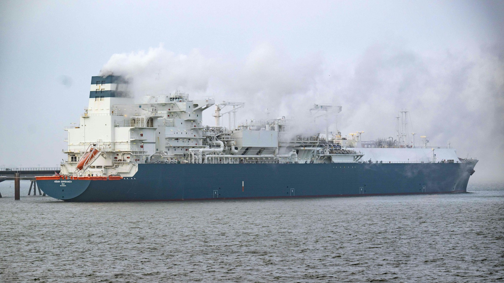 Das Schiff „Höegh Esperanza“ auf dem Wasser.