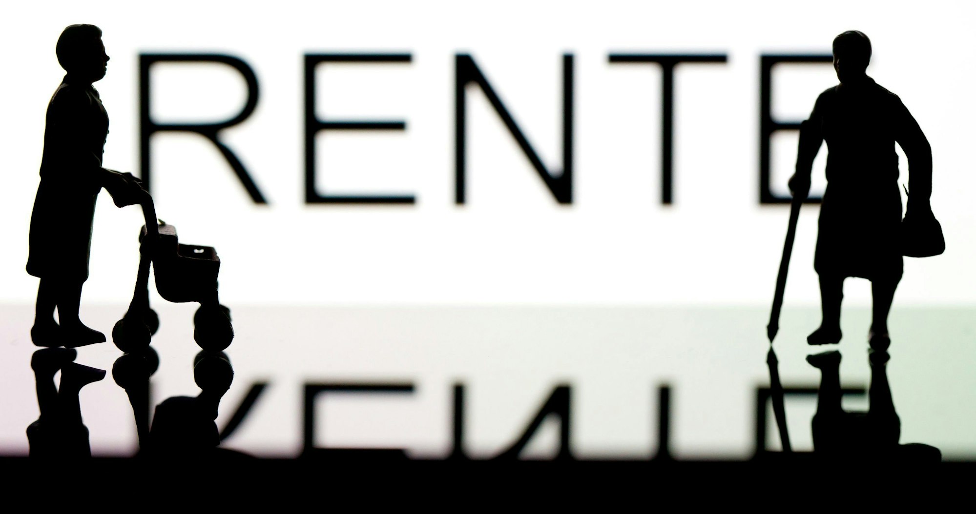 Zwei Plastikfiguren stehen vor einem weißen Hintergrund mit der Aufschrift „Rente“.