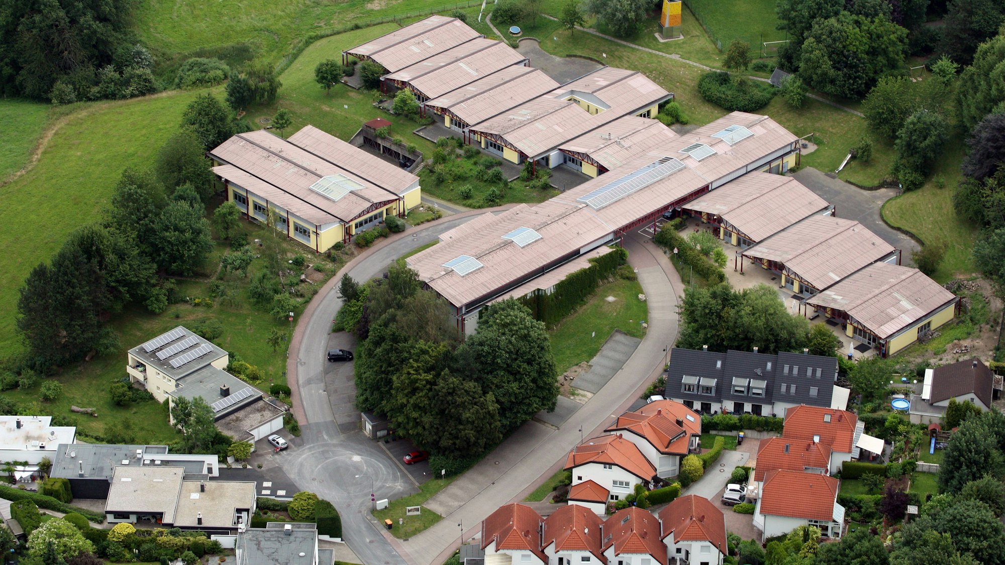 Luftbild der Fröbel-Förderschule in Bergisch Gladbach-Moitzfeld.