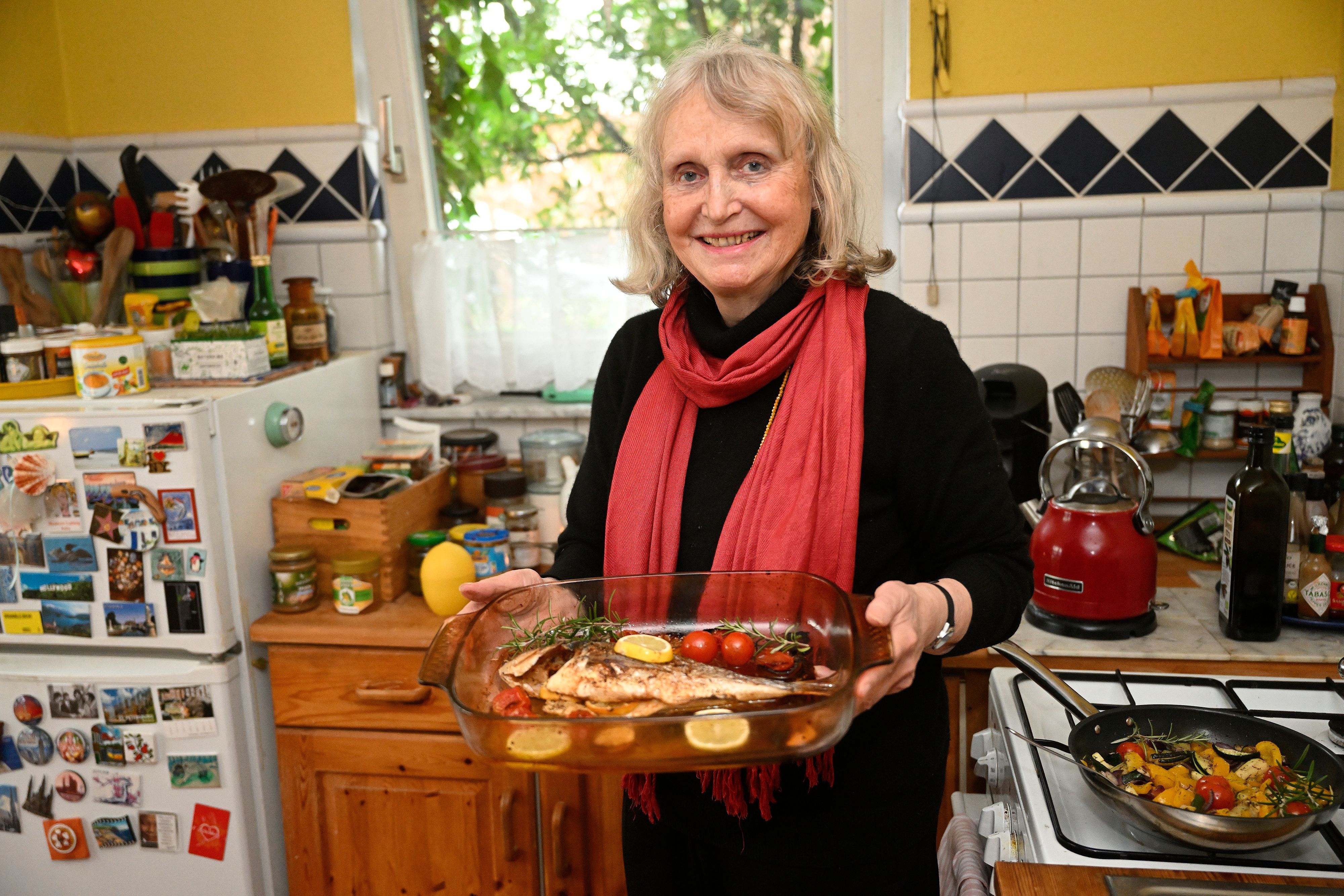 Renate Beisenherz-Galas hält eine Auflauffrom mit einer Dorade in ihren Händen.