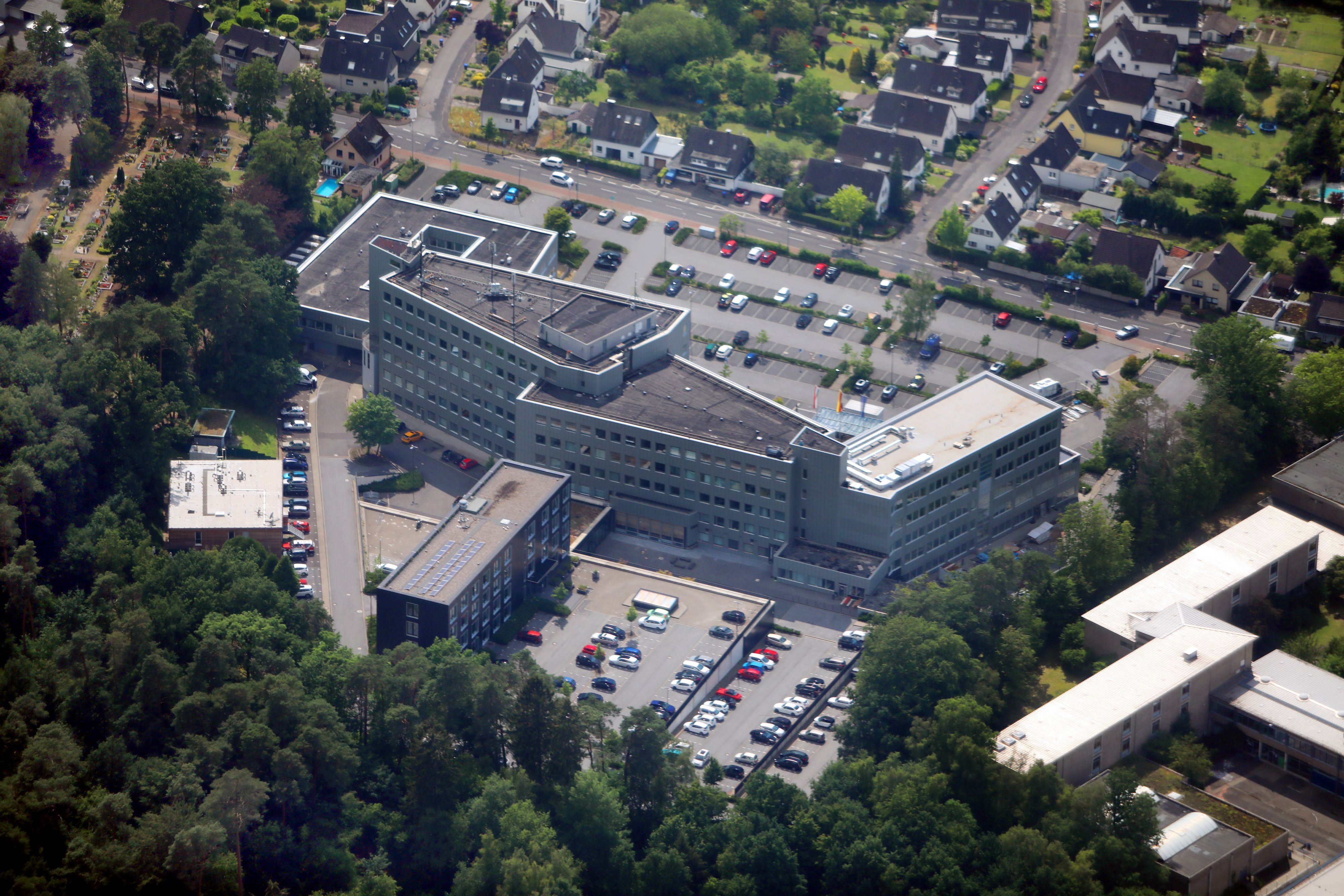 Luftbild vom Kreishaus in Bergisch Gladbach und seine angrenzenden Flächen.