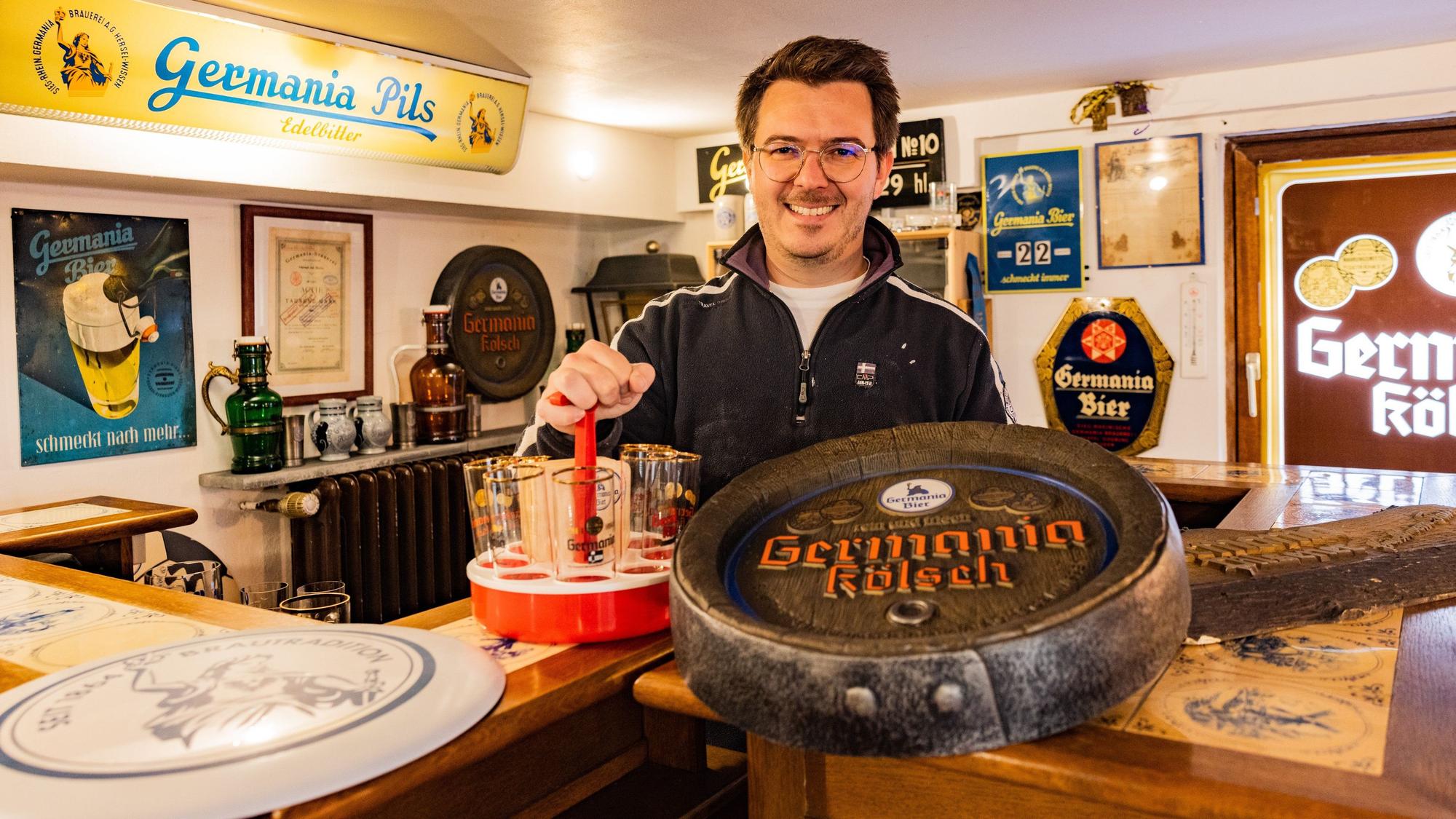 Stefan Großmann hat so gut wie alles über die einstige Herseler Germania Brauerei gesammelt Foto: Meike Böschemeyer