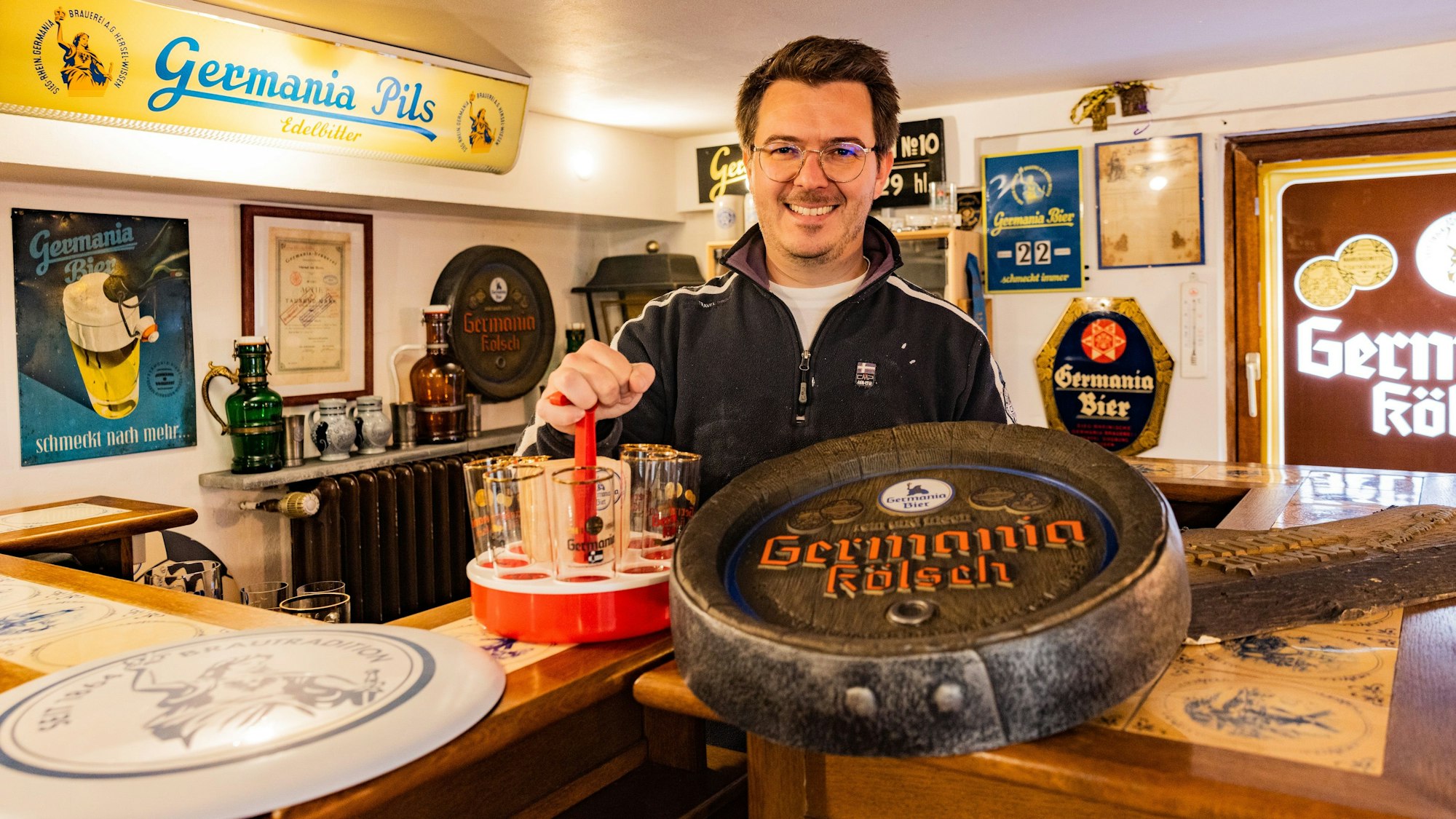 Stefan Großmann hat so gut wie alles über die einstige Herseler Germania Brauerei gesammelt Foto: Meike Böschemeyer