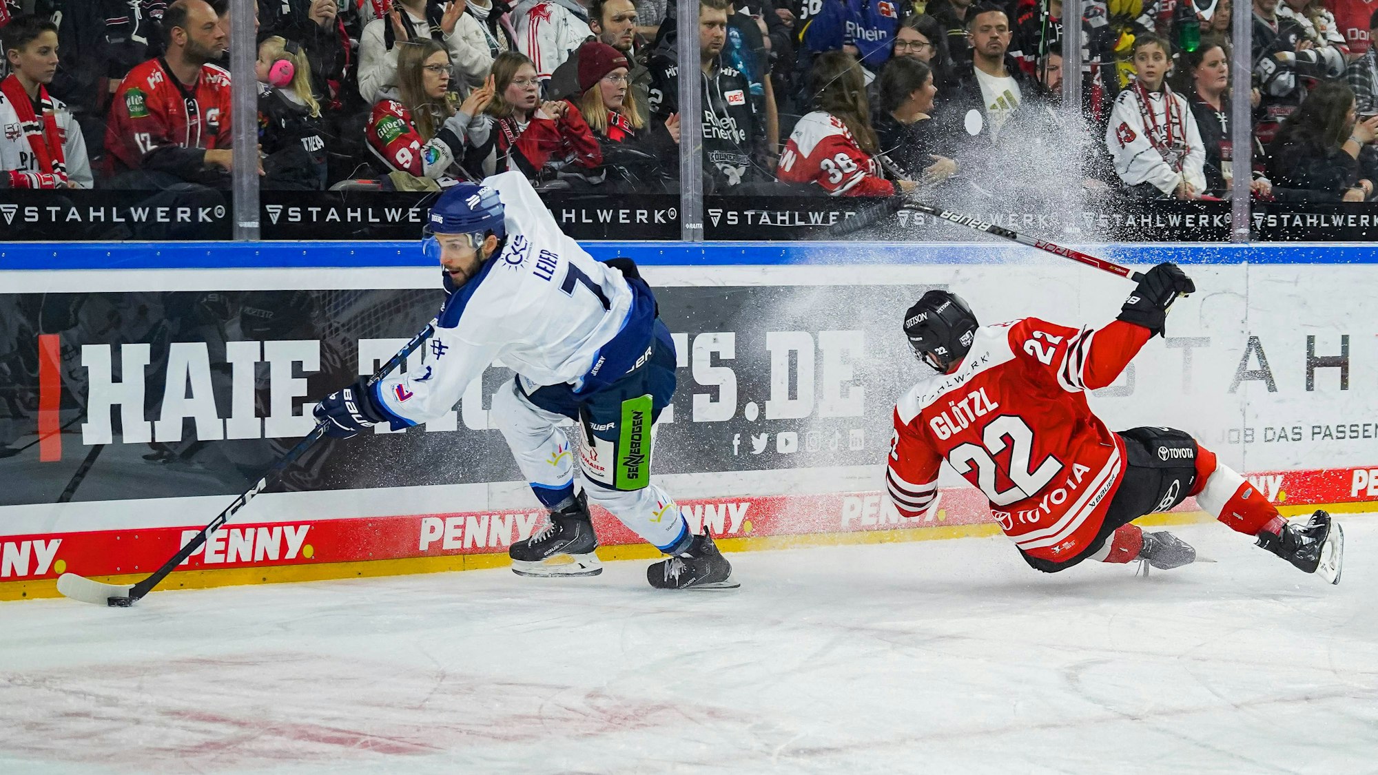 Eishockey-Spieler im Zweikampf auf dem Eis.