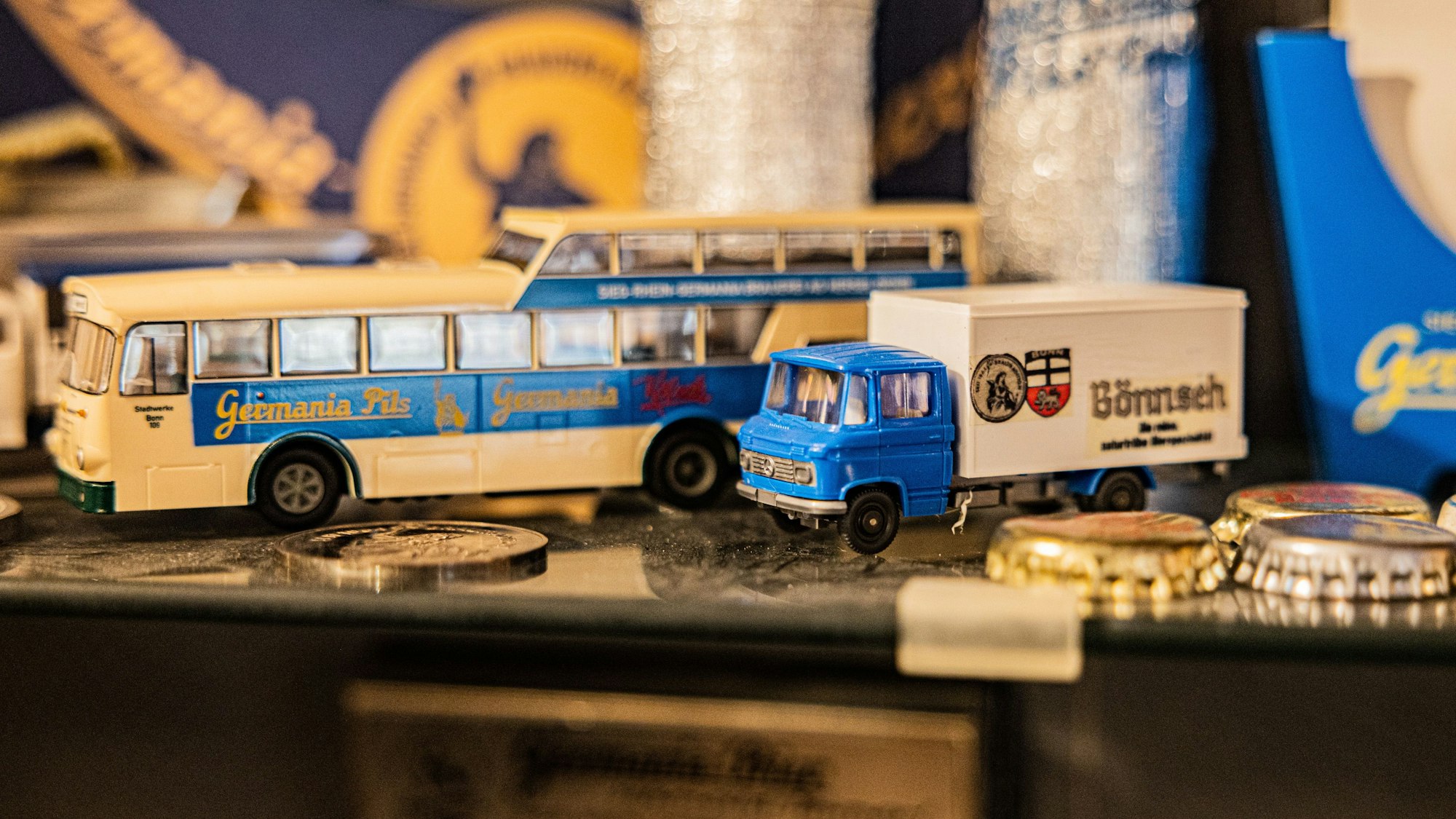 Stefan Großmann hat so gut wie alles über die Germania Brauerei gesammelt. Auch Andenken an das Bonner Bier „Bönnsch“ sind bei Stefan Großmann zu finden. Foto: Meike Böschemeyer