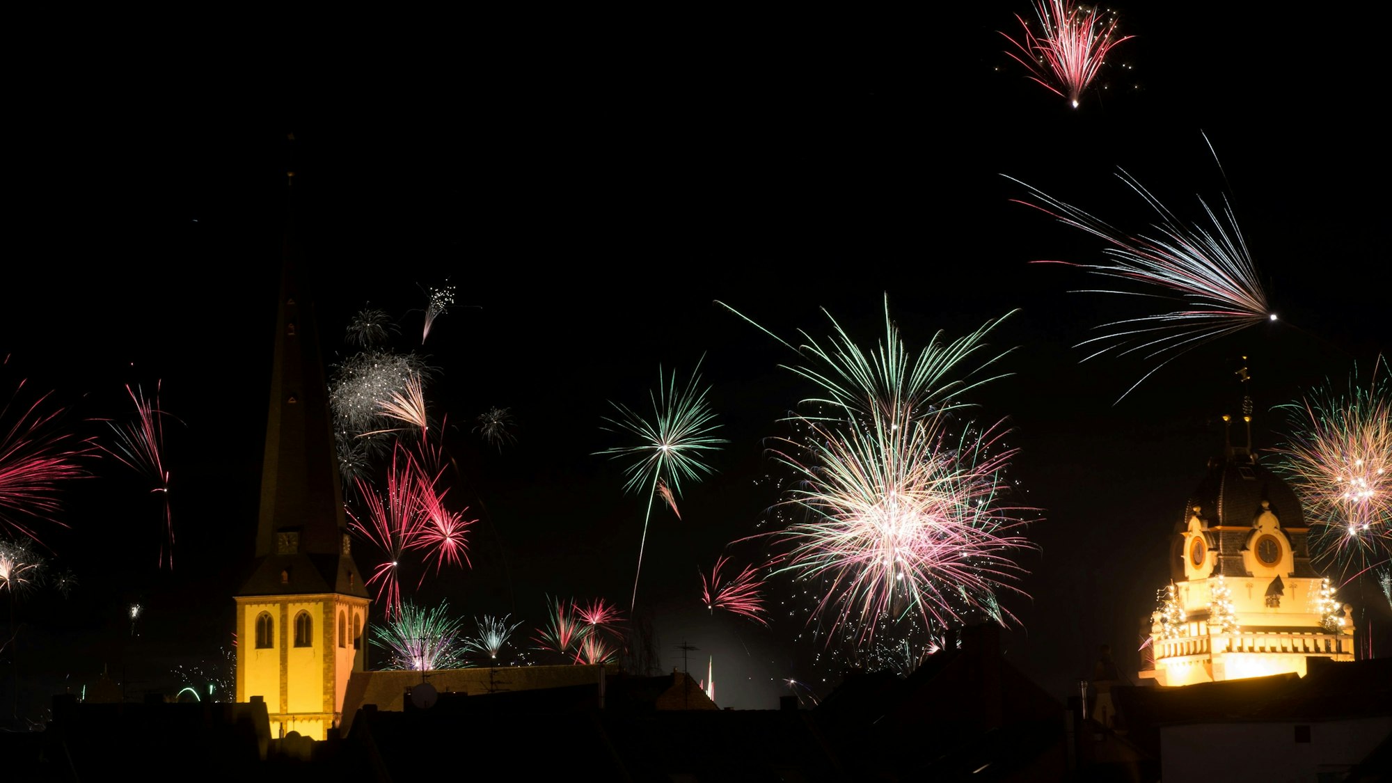 Der Himmel über Euskirchen ist in der Silvesternacht bunt erleuchtet.
