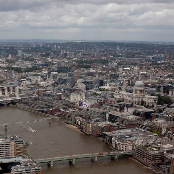 London aus der Vogelperspektive: Von oben sind drei Brücken, in der Mitte die berühmte Millenium Bridge zu sehen, die die St. Pauls-Kathedrale mit dem Kunstmuseum Tate Modern verbindet.