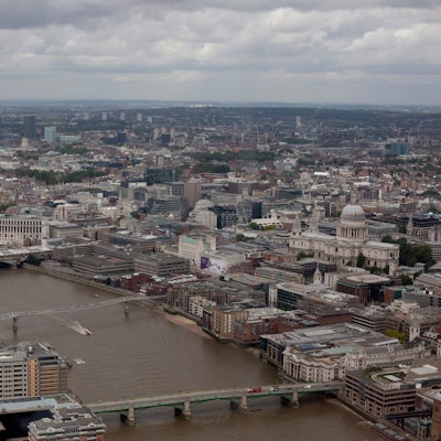 London aus der Vogelperspektive: Von oben sind drei Brücken, in der Mitte die berühmte Millenium Bridge zu sehen, die die St. Pauls-Kathedrale mit dem Kunstmuseum Tate Modern verbindet.