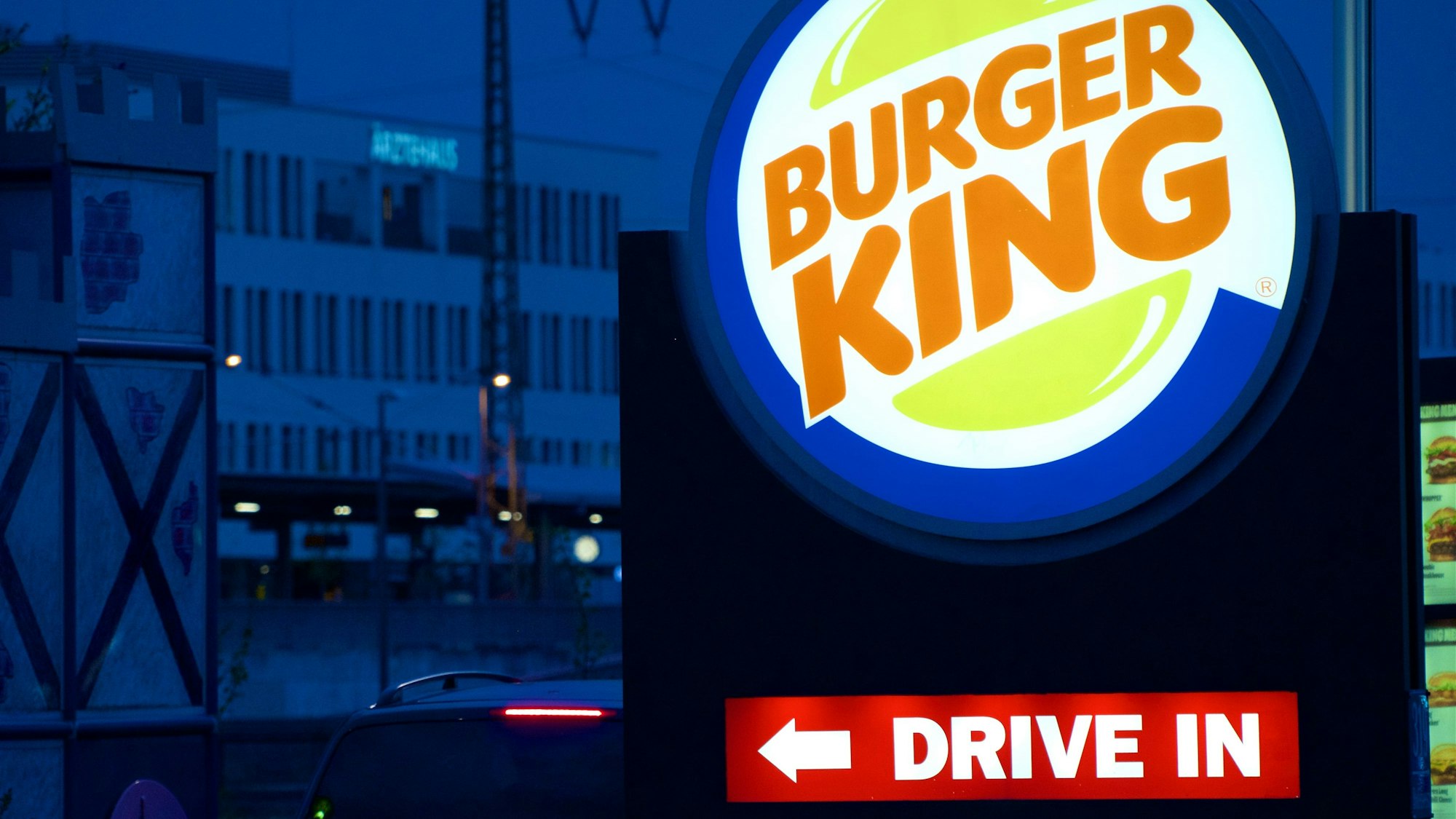 beleuchtetes Schild mit „Burger-King"-Symbol