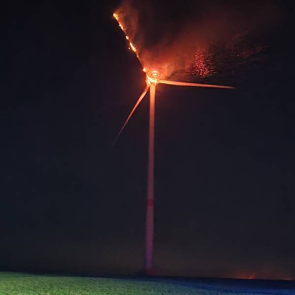 Ein brennendes Windrad im Windpark Galgenberg in der saarländischen Gemeinde Losheim am See am 29. Dezember 2022.