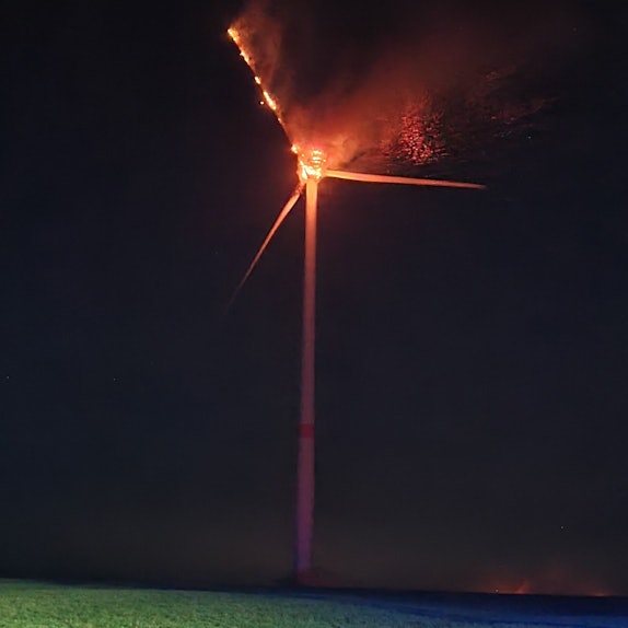 Ein brennendes Windrad im Windpark Galgenberg in der saarländischen Gemeinde Losheim am See am 29. Dezember 2022.
