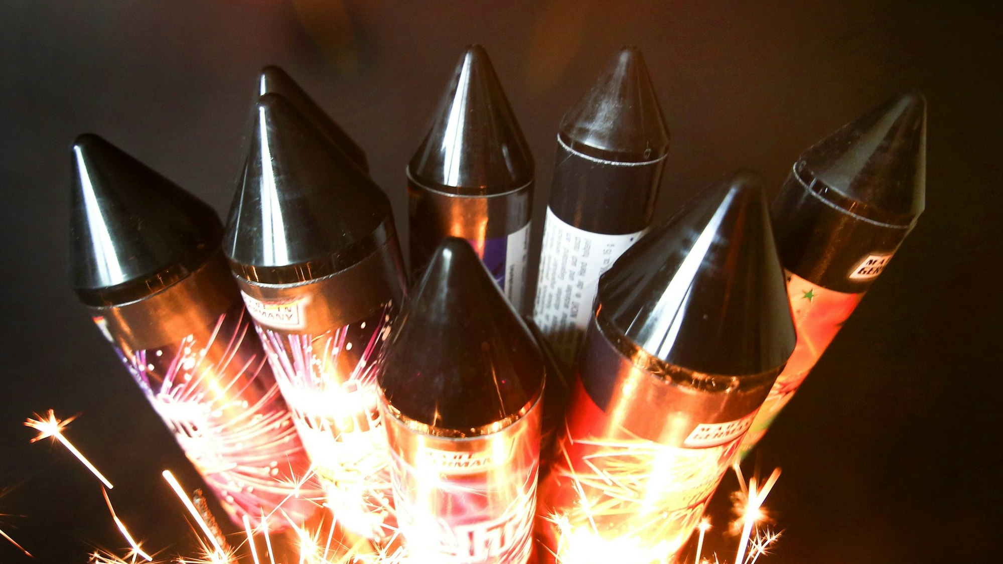 Ein Bündel von acht Silvesterraketen