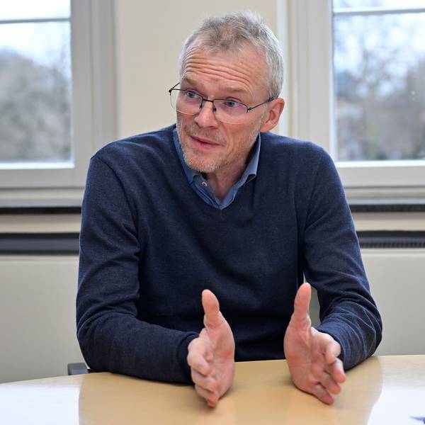 Bergisch Gladbachs Bürgermeister Frank Stein sitzt an einem Tisch und gestikuliert.