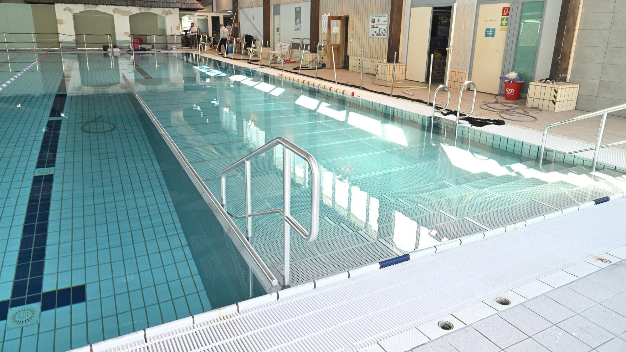 Das Kürtener Hallenbad ist leer.