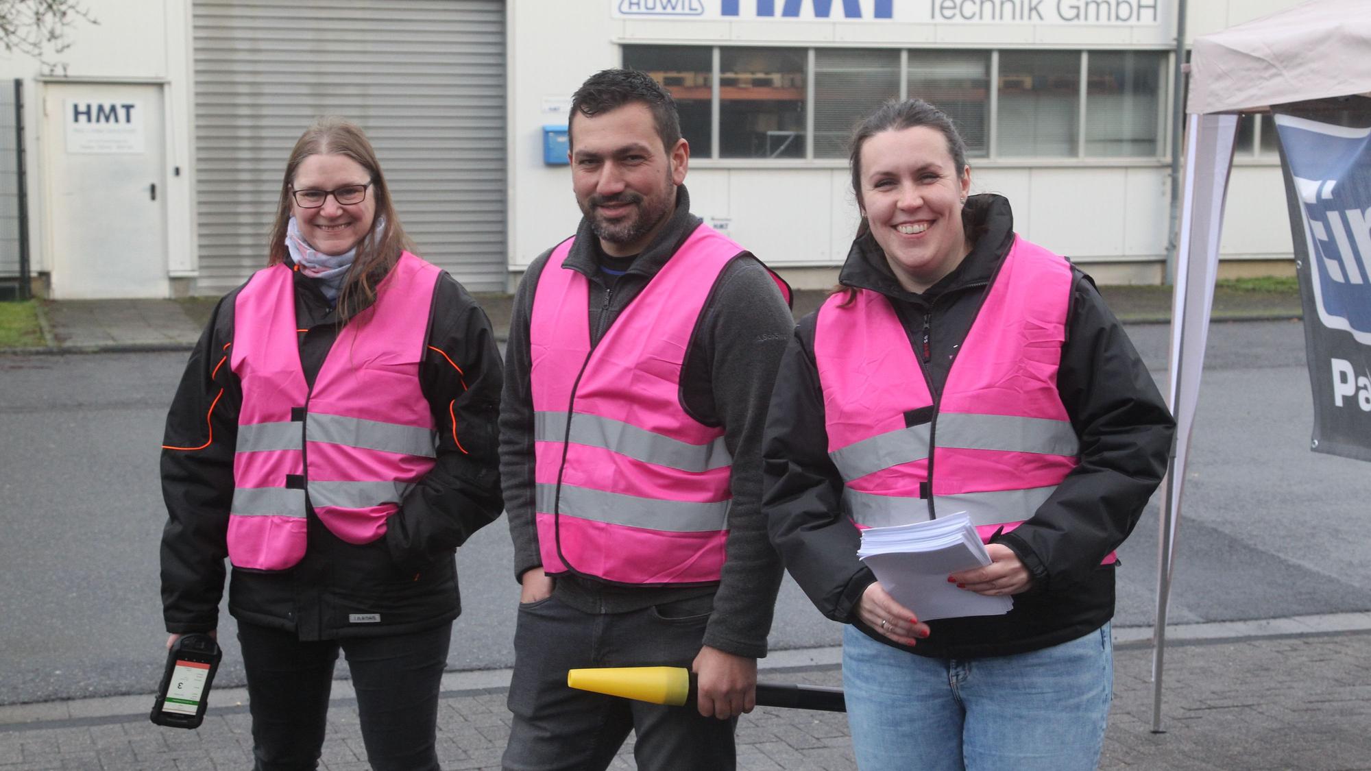 Mitarbeiter von Weco, Eitorf, prüfen die Bestellzettel der Kunden.