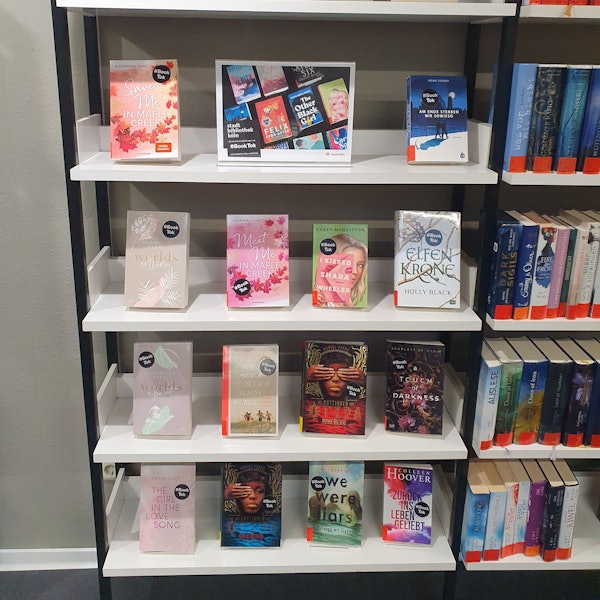 BookTok Empfehlungen gibt es in allen Stadtbibliotheken jetzt zur Ausleihe und als App. Sie stehen mit dem Titel nach vorne in eigenen Regalen.