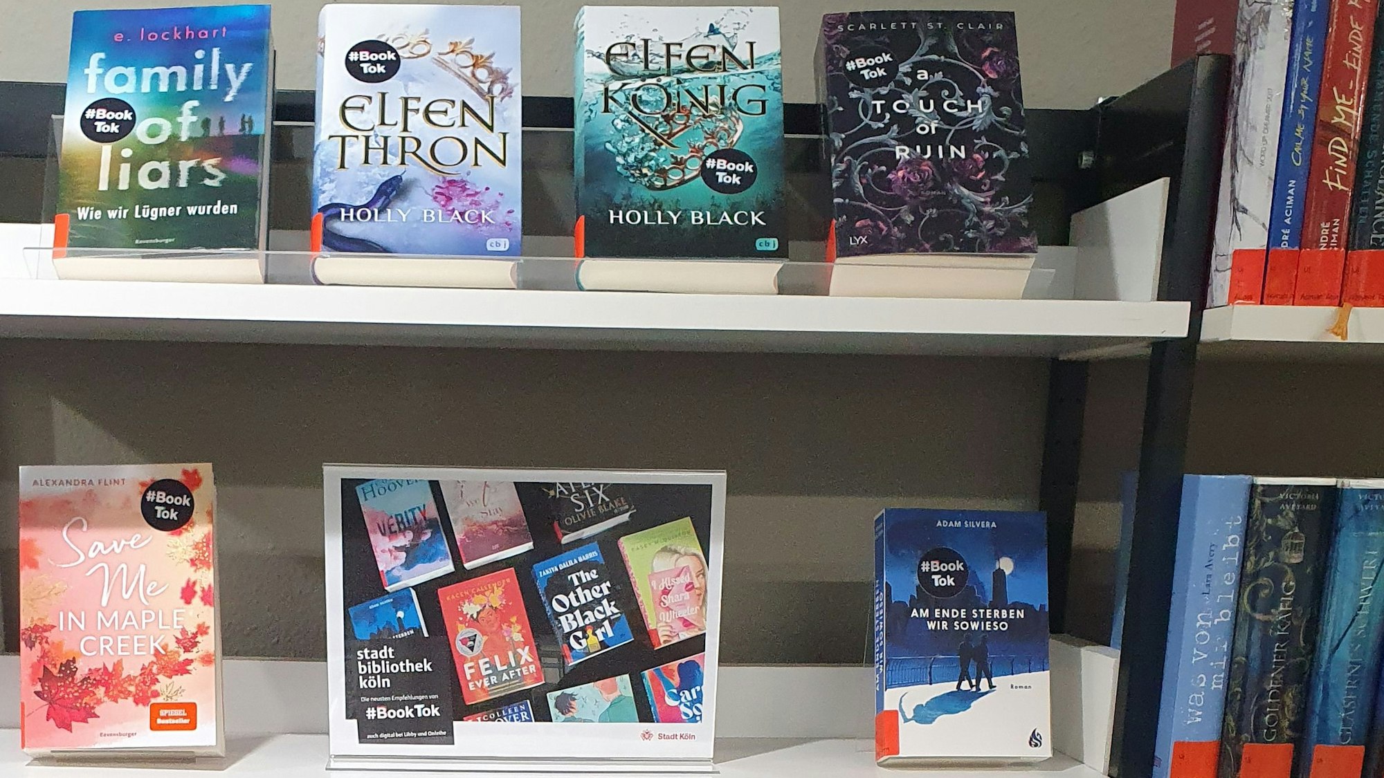 BookTok Empfehlungen gibt es in allen Stadtbibliotheken jetzt zur Ausleihe und als App. Sie stehen mit dem Titel nach vorne in eigenen Regalen.