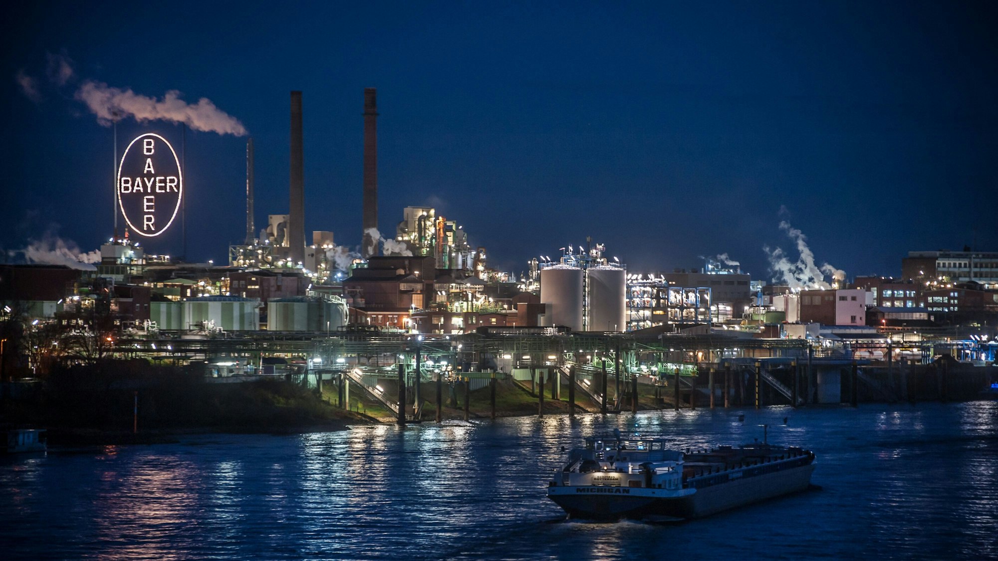 Das Bayerkreuz über dem Chempark bei Nacht.