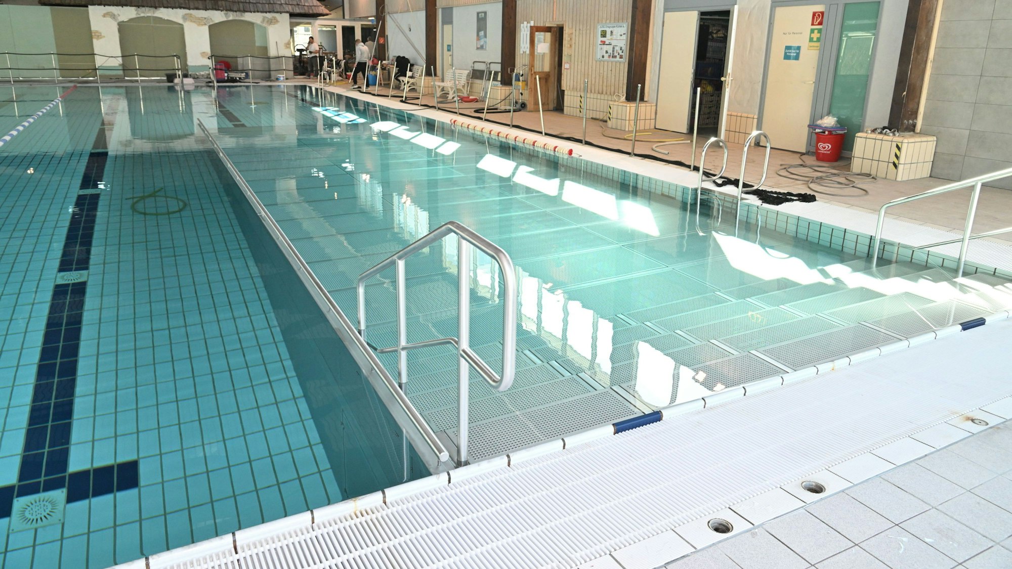 Das Schwimmbecken ist leer.