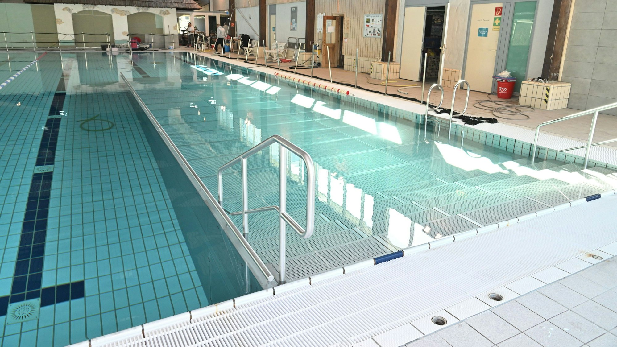 Das Schwimmbecken ist leer.