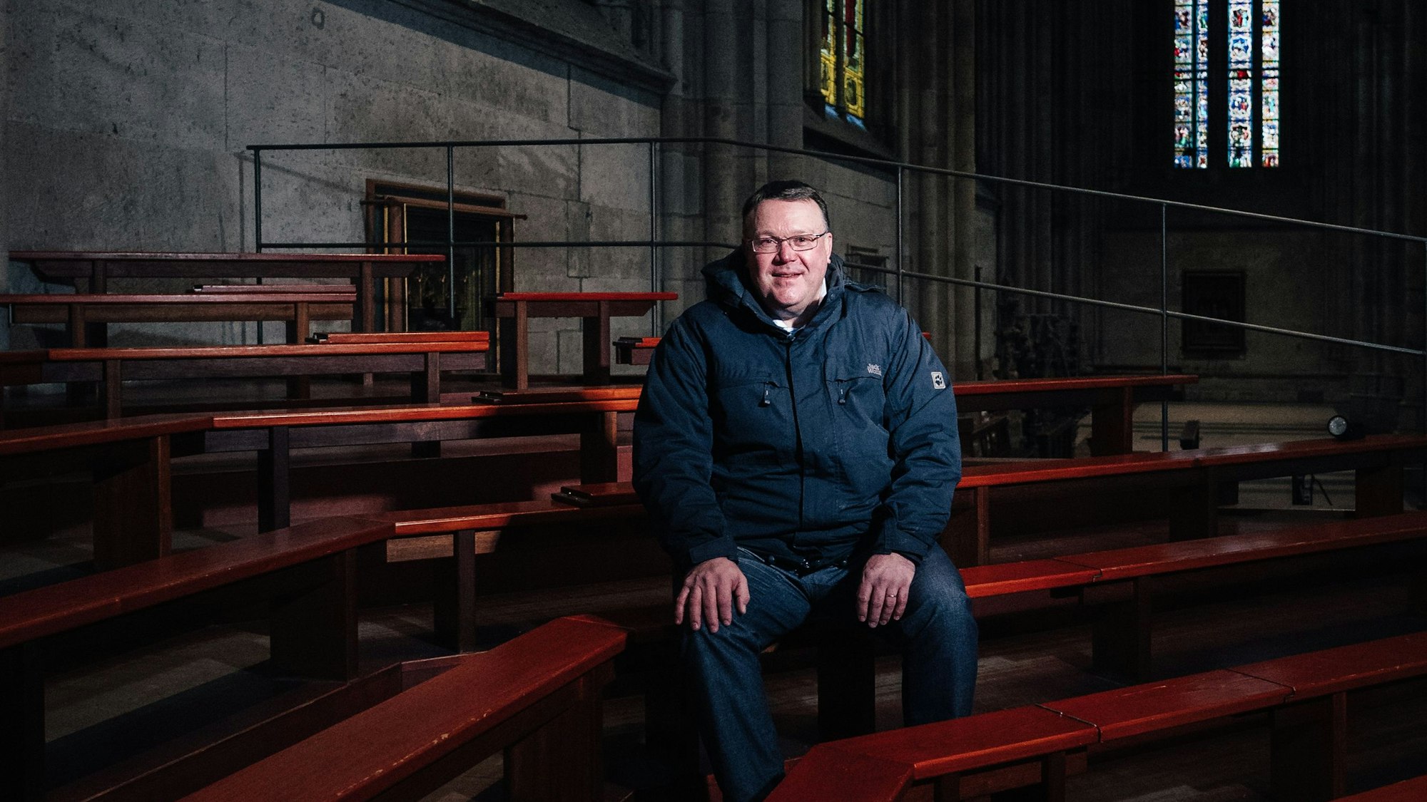 Oliver Sperling sitzt auf den Chorbänken.