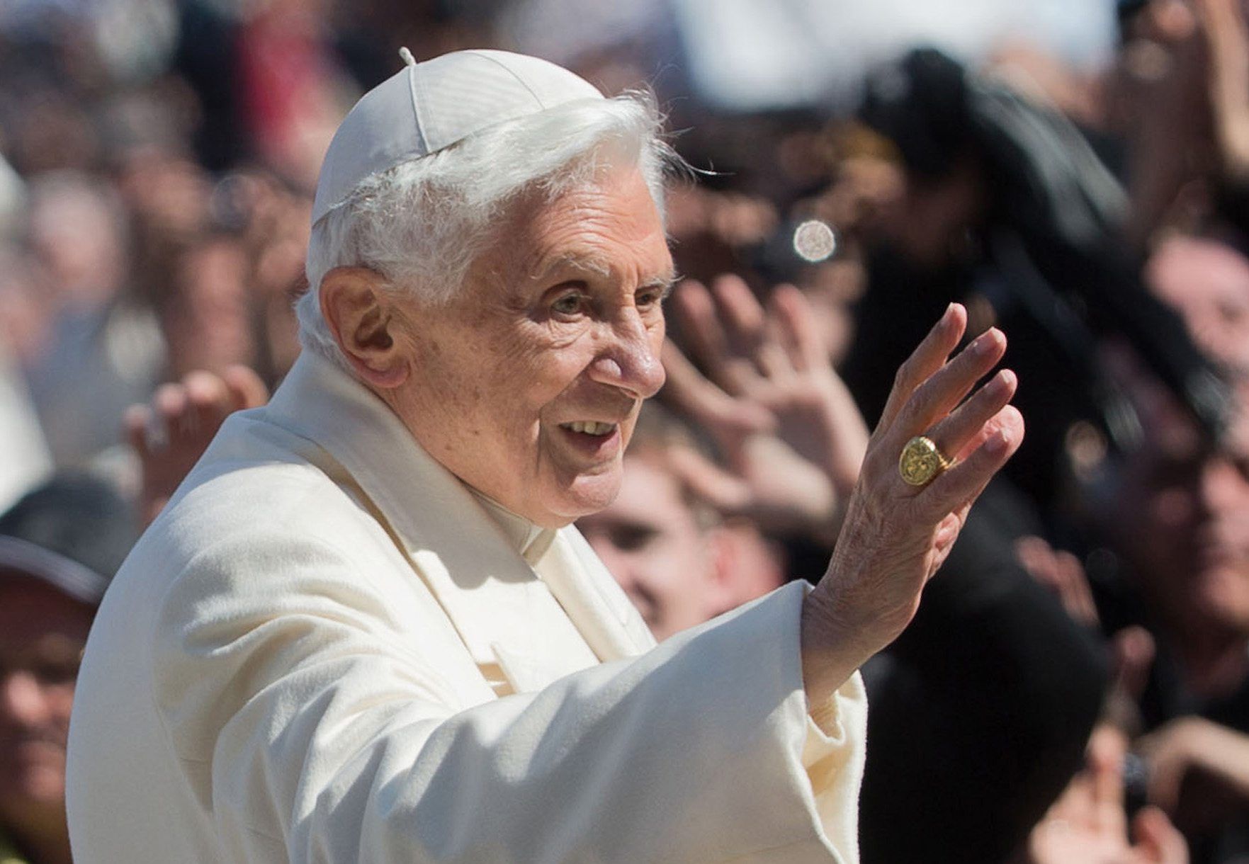 Der damalige Papst Benedikt XVI. fährt im Papamobil im Vatikan in Rom nach der Generalaudienz vom Petersplatz ab und winkt.