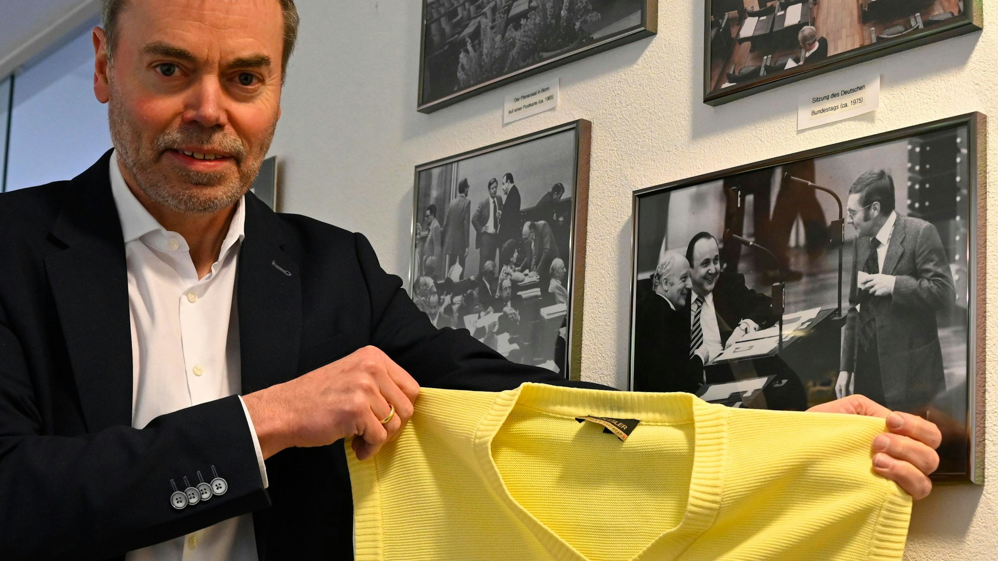 27.12.2022
Gummersbach
Niederseßmar
Häuser mit Geschichten
Hier: THA
Gelber Pullunder Genscher