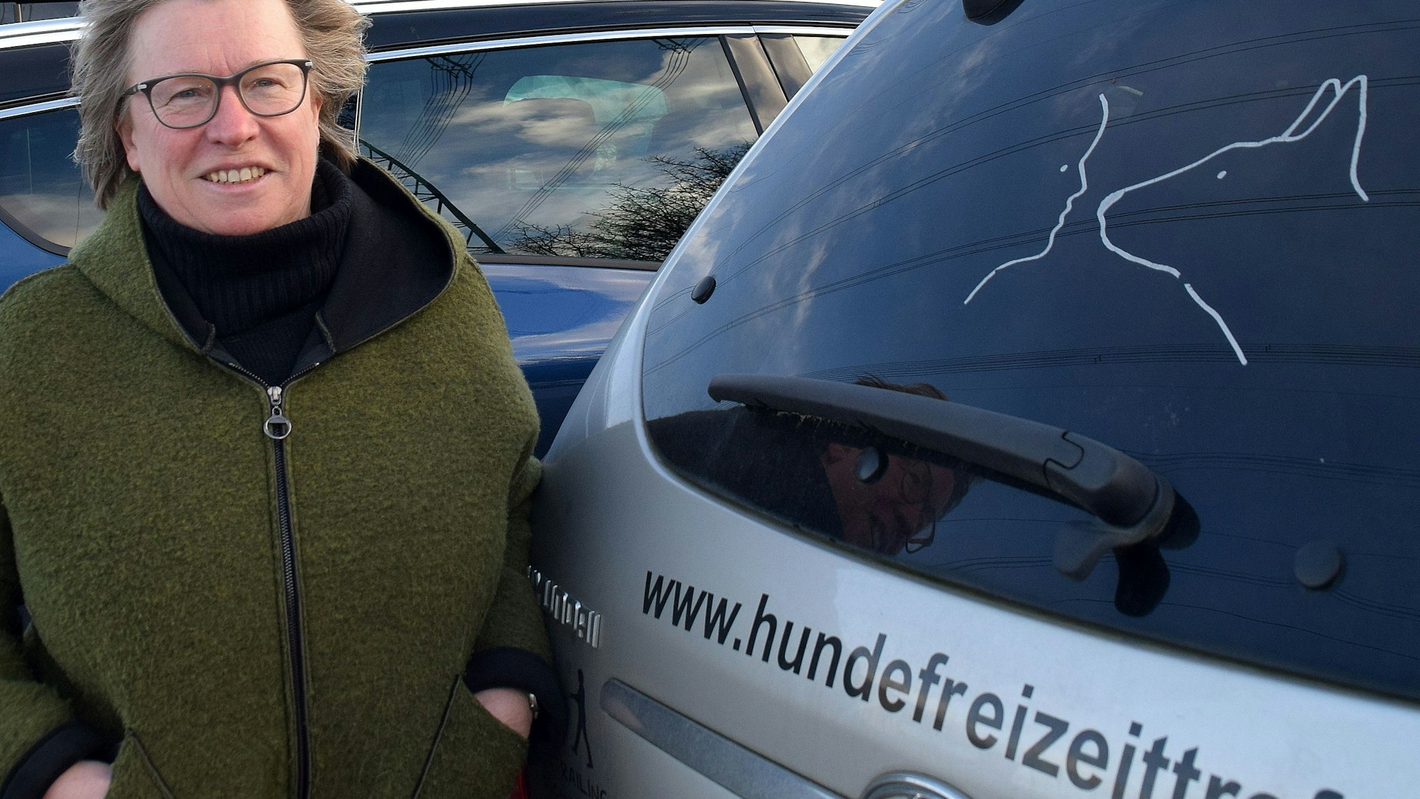 29. Dezember 2022 Alfter. Bei Heike Jung vom Hundefreizeittreff Alfter werden keine Böller gezündet, dafür begrüßt sie mit ihrer Familie und ihren beiden Hunden das neue Jahr mit einem kleinen Tischfeuerwerk und Wunderkerzen. Foto: Frank Engel-Strebel