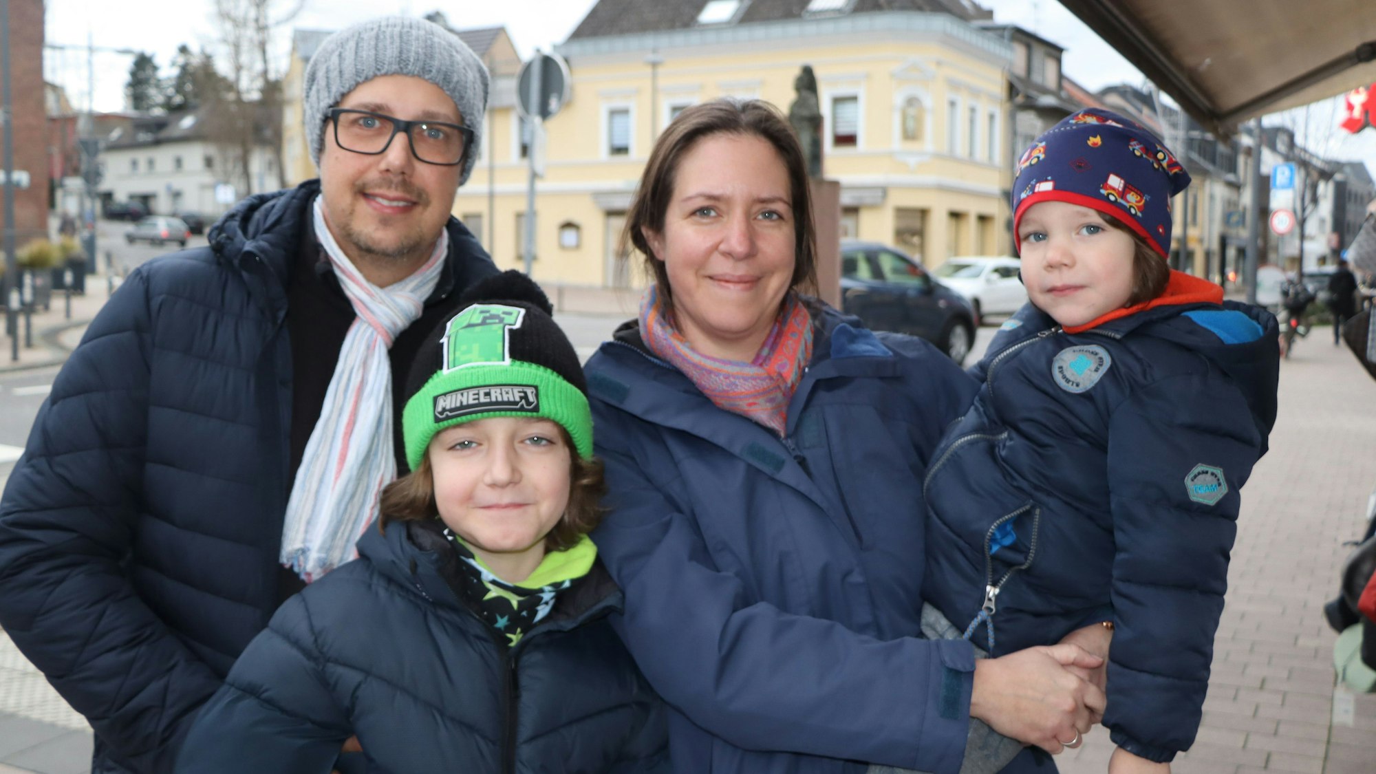 29.12.2022 Bornheim. Gemeinsam möchten Julia und Lars Lengert mit ihren beiden Söhnen Jan und Eric und mit Freunden den Jahreswechsel feiern.