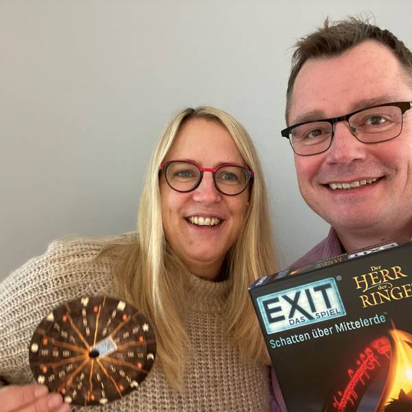 Inka und Markus Brand posieren mit ihrem Exit-Spiel für ein Selfie.