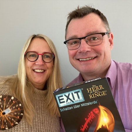 Inka und Markus Brand posieren mit ihrem Exit-Spiel für ein Selfie.