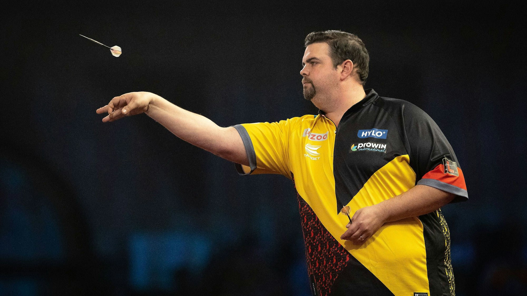 Der deutsche Darts-Profi Gabriel Clemens wirft während der Darts-WM einen Dartpfeil.