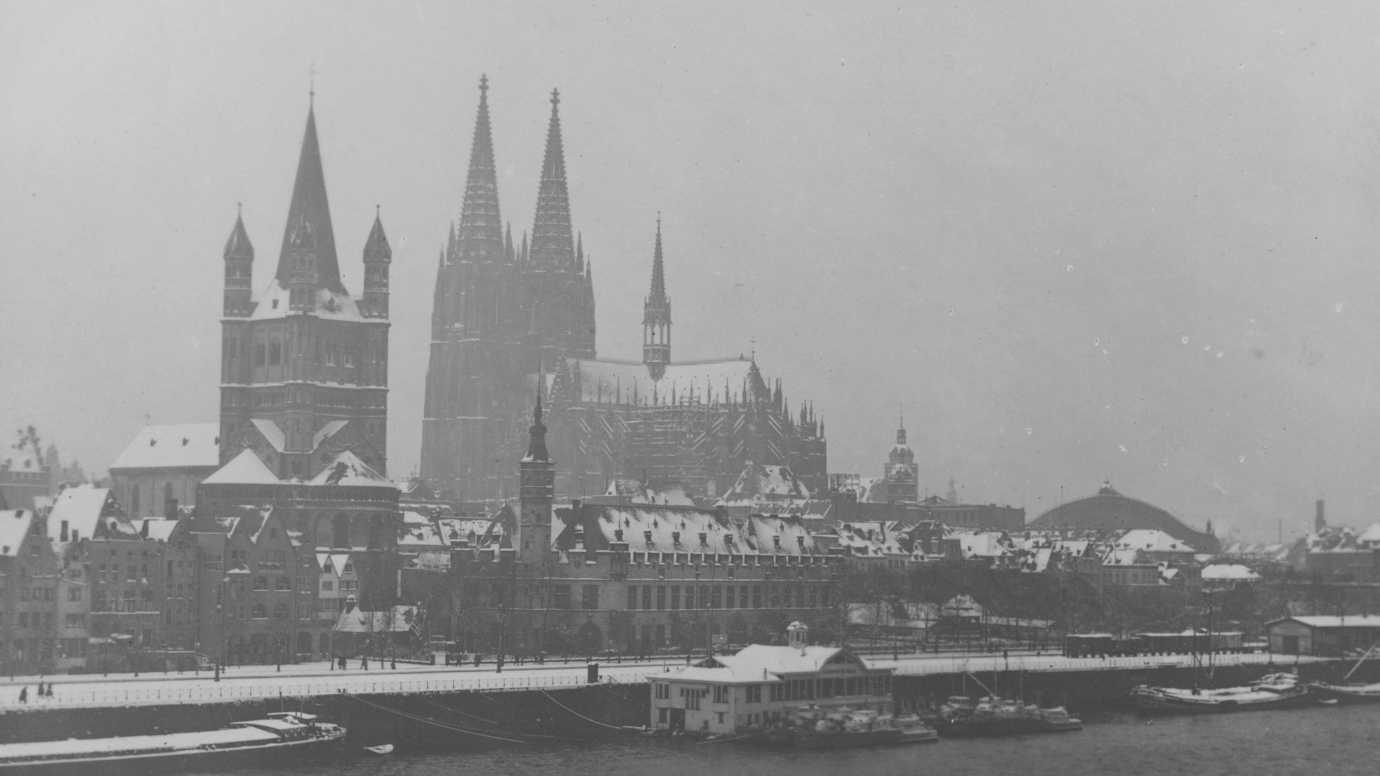 Diese Aufnahme aus den 1920er-Jahren zeigt den Rheinboulevard und den Dom im Schnee.