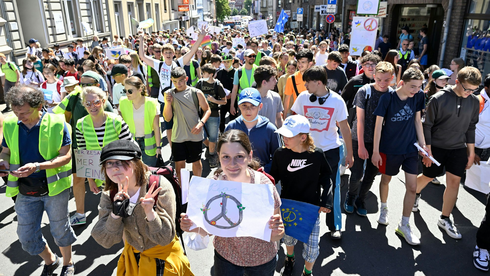 Tausende Menschen marschieren für den Frieden durch Bergisch Gladbach.
