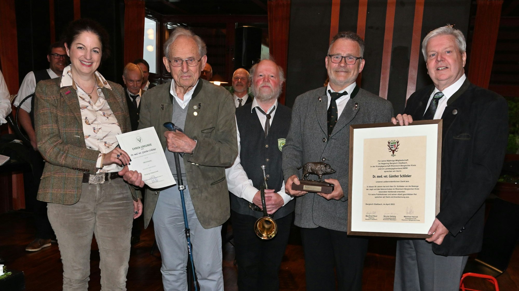 Günther Schlieker nimmt eine Ukrunde entgegen.