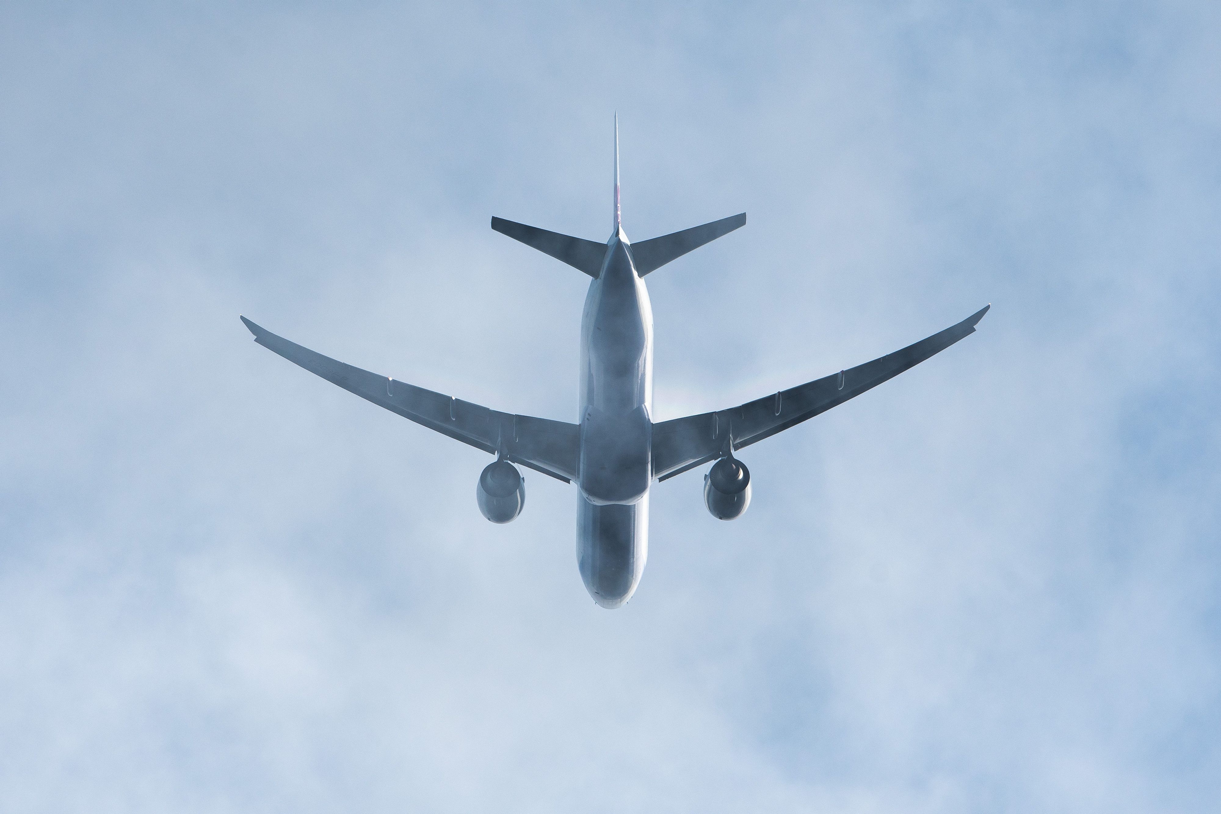 Ein Passagierflugzeug, von unten fotografiert, befindet sich im Landeanflug auf den Flughafen Frankfurt.