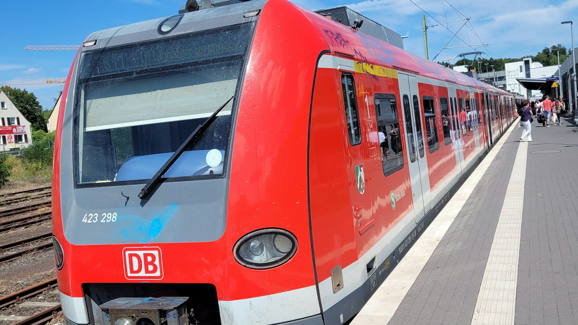 Das Foto zeigt eine S-Bahn vor der Abfahrt am Bahnhof in Bergisch Gladbach
