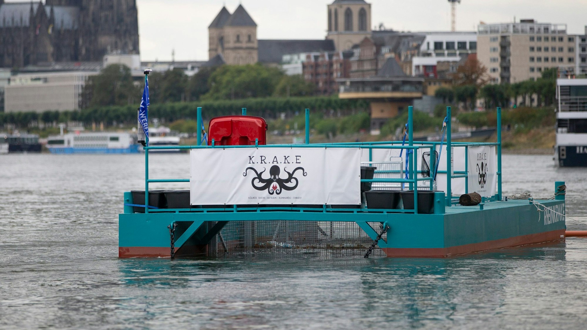 Schwimmende Müllfalle im Rhein: In dem Fangkorb, der zwischen zwei Schwimmkörpern befestigt und entgegen der Fließrichtung geöffnet ist, sammeln sich Abfälle.
