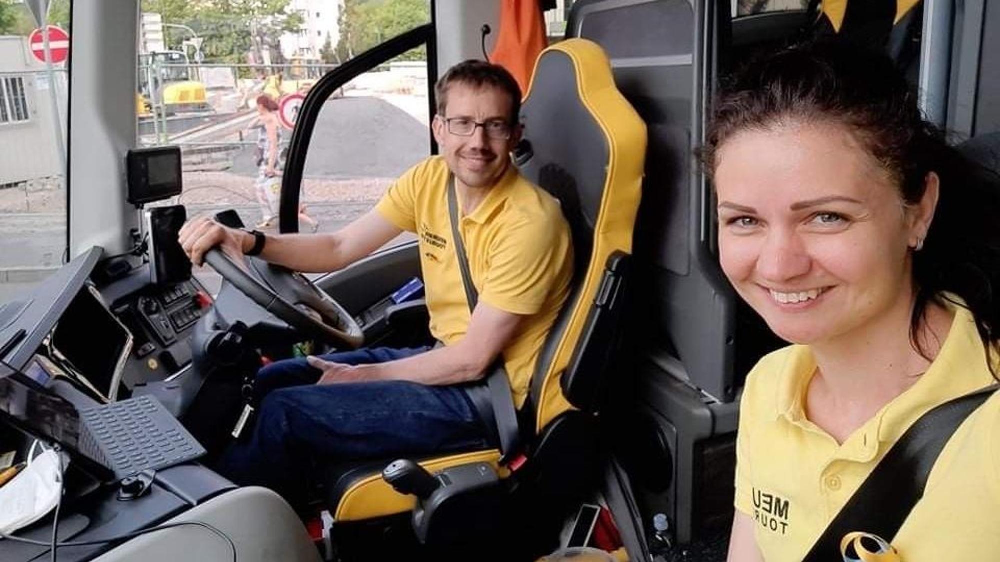 Sascha Meurer sitzt am Steuer eines Reisebusses.