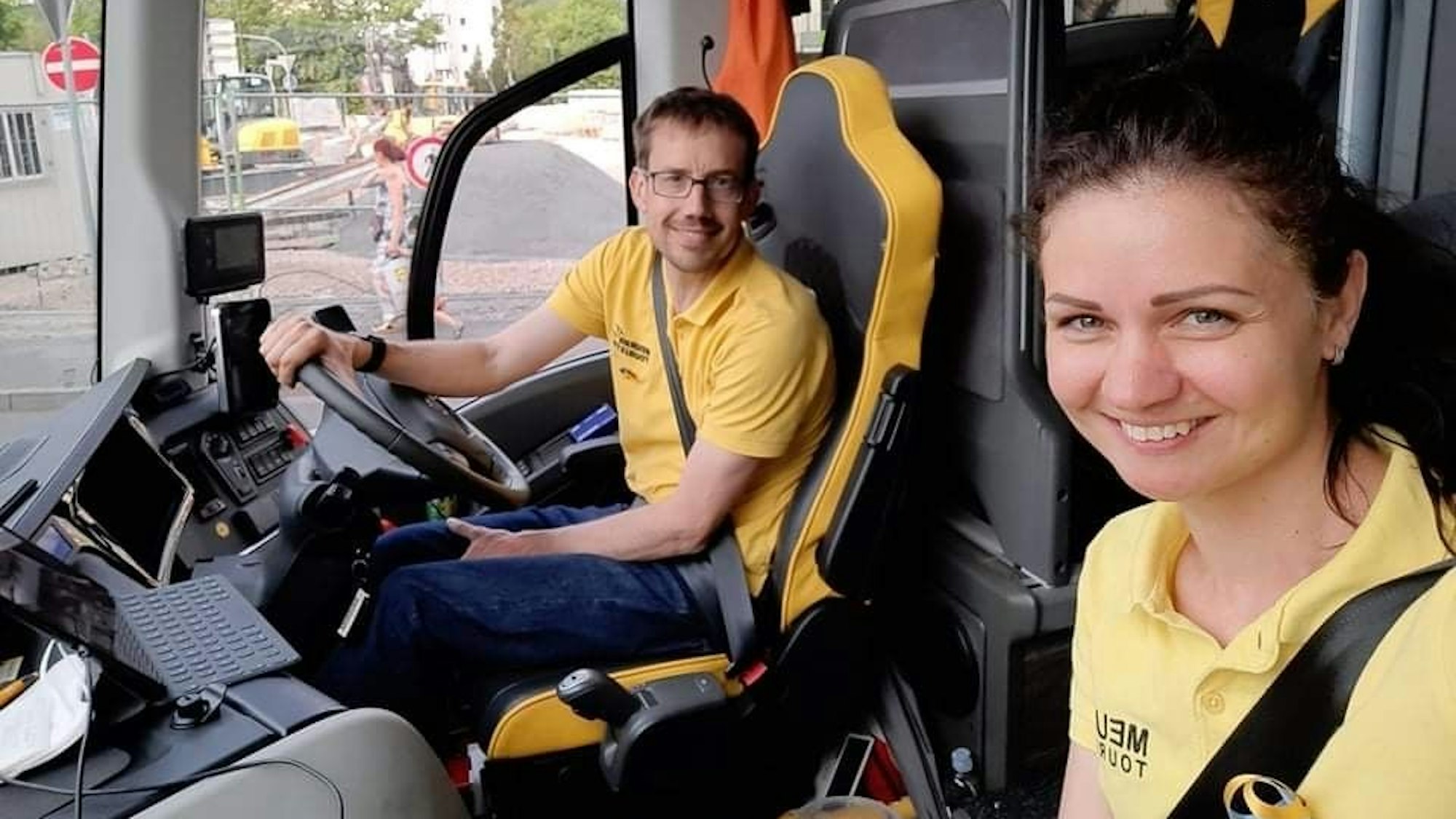 Sascha Meurer sitzt am Steuer eines Reisebusses.