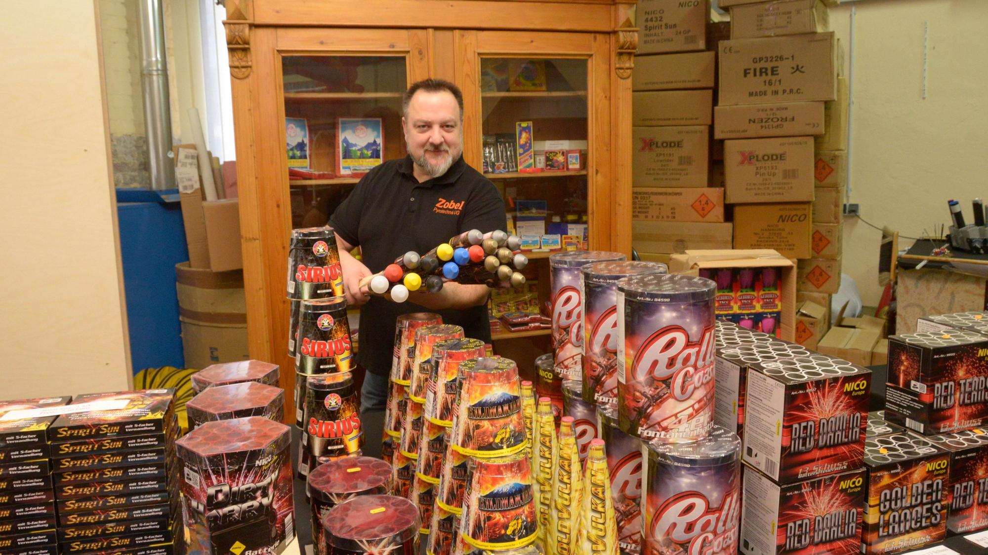 Ingo Zobel präsentiert eine Auswahl an Pyrotechnik für Silvester.