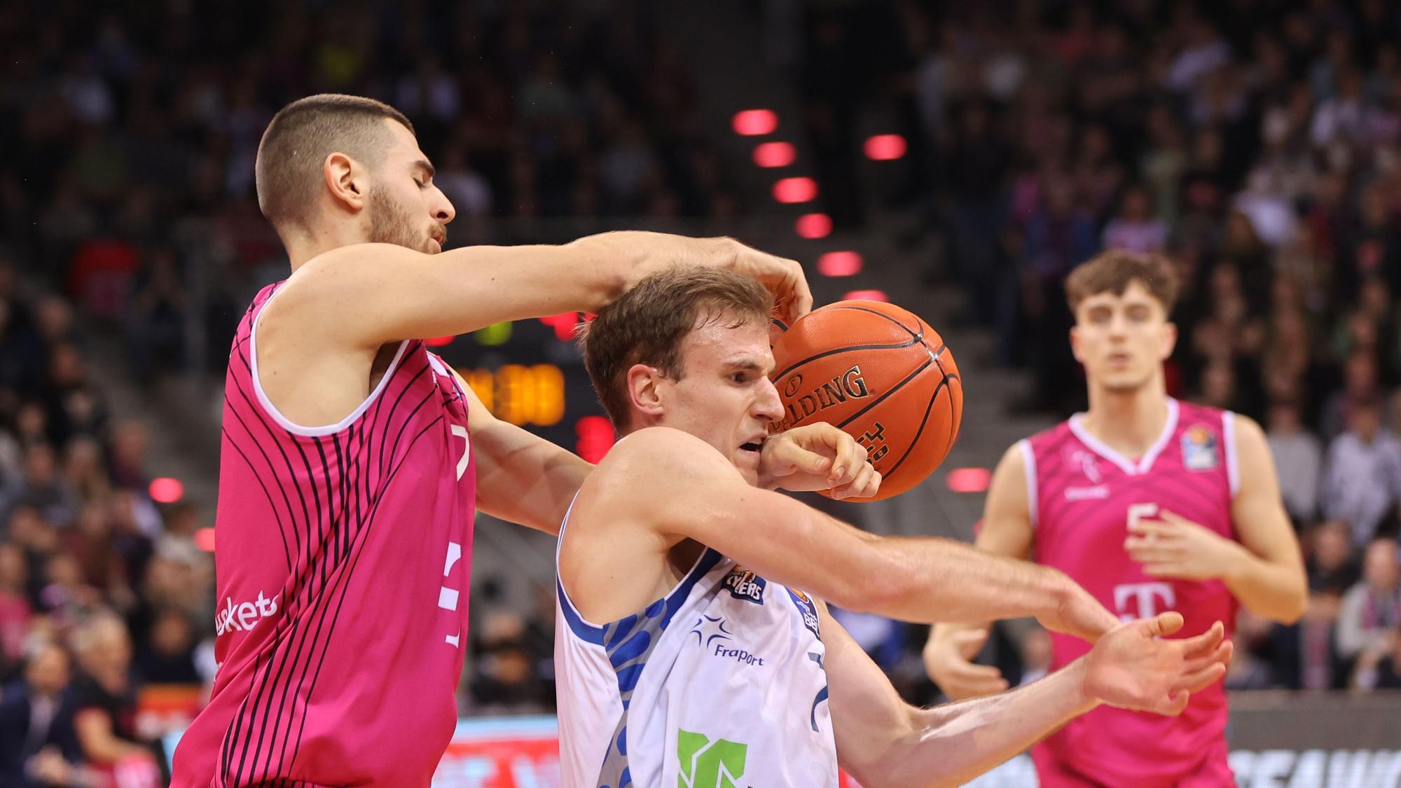 Sebastian Herrera (Telekom Baskets Bonn) und Laurynas Beliauskas (Fraport Skyliners) im Zweikampf.