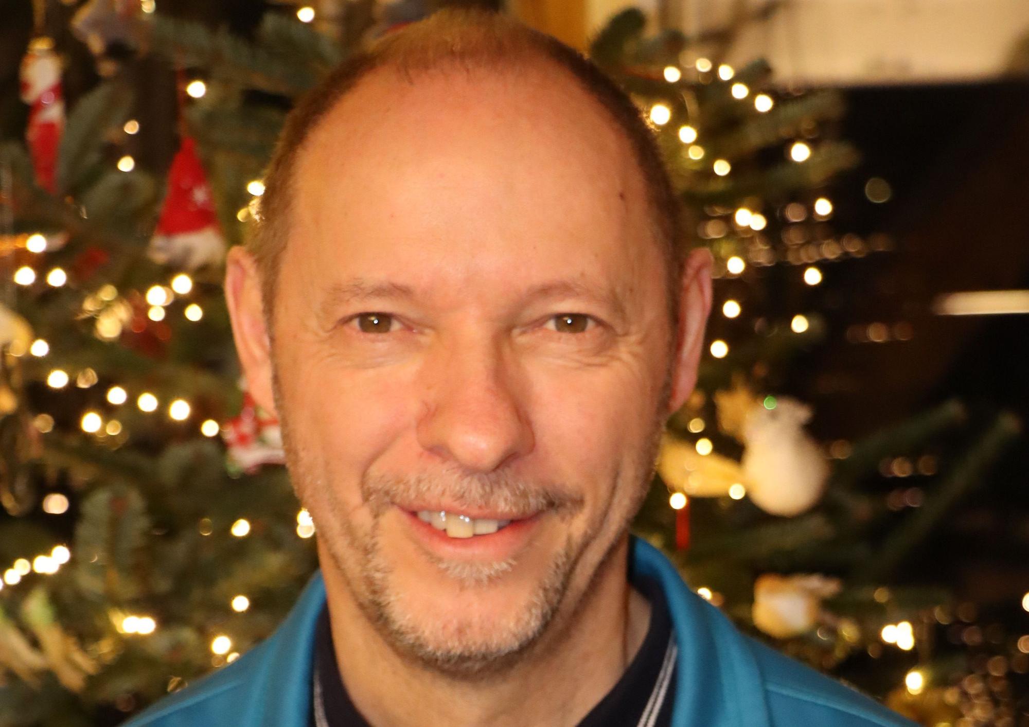 29.12.2022-Bornheim. Michael Kreis freut sich auf ein schönes Feuerwerk. Foto: Klose