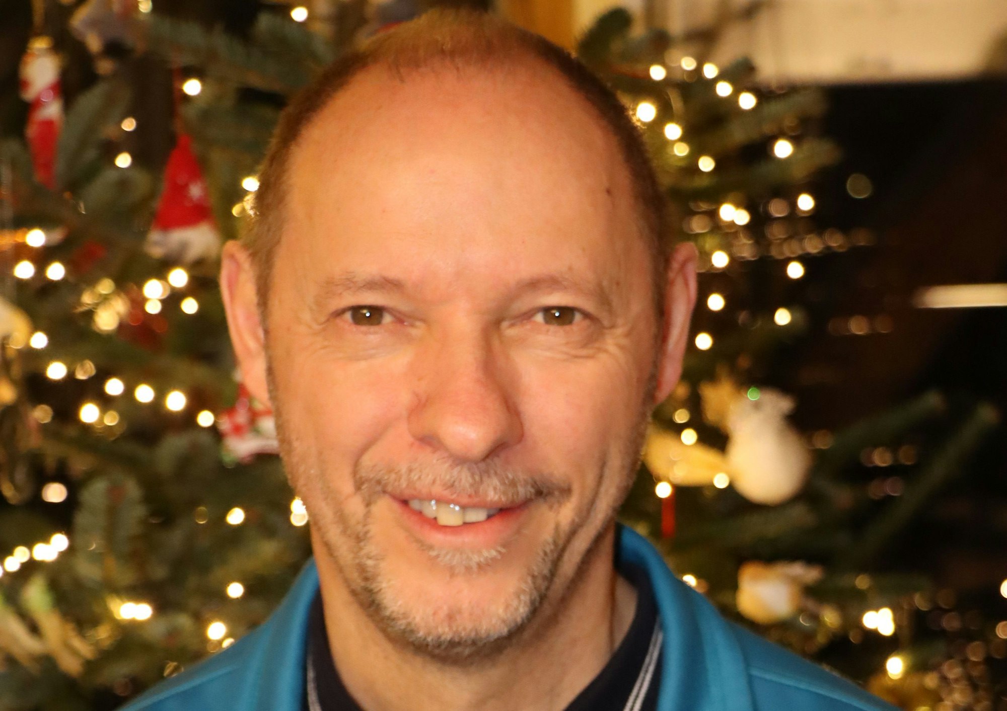 29.12.2022-Bornheim. Michael Kreis freut sich auf ein schönes Feuerwerk. Foto: Klose