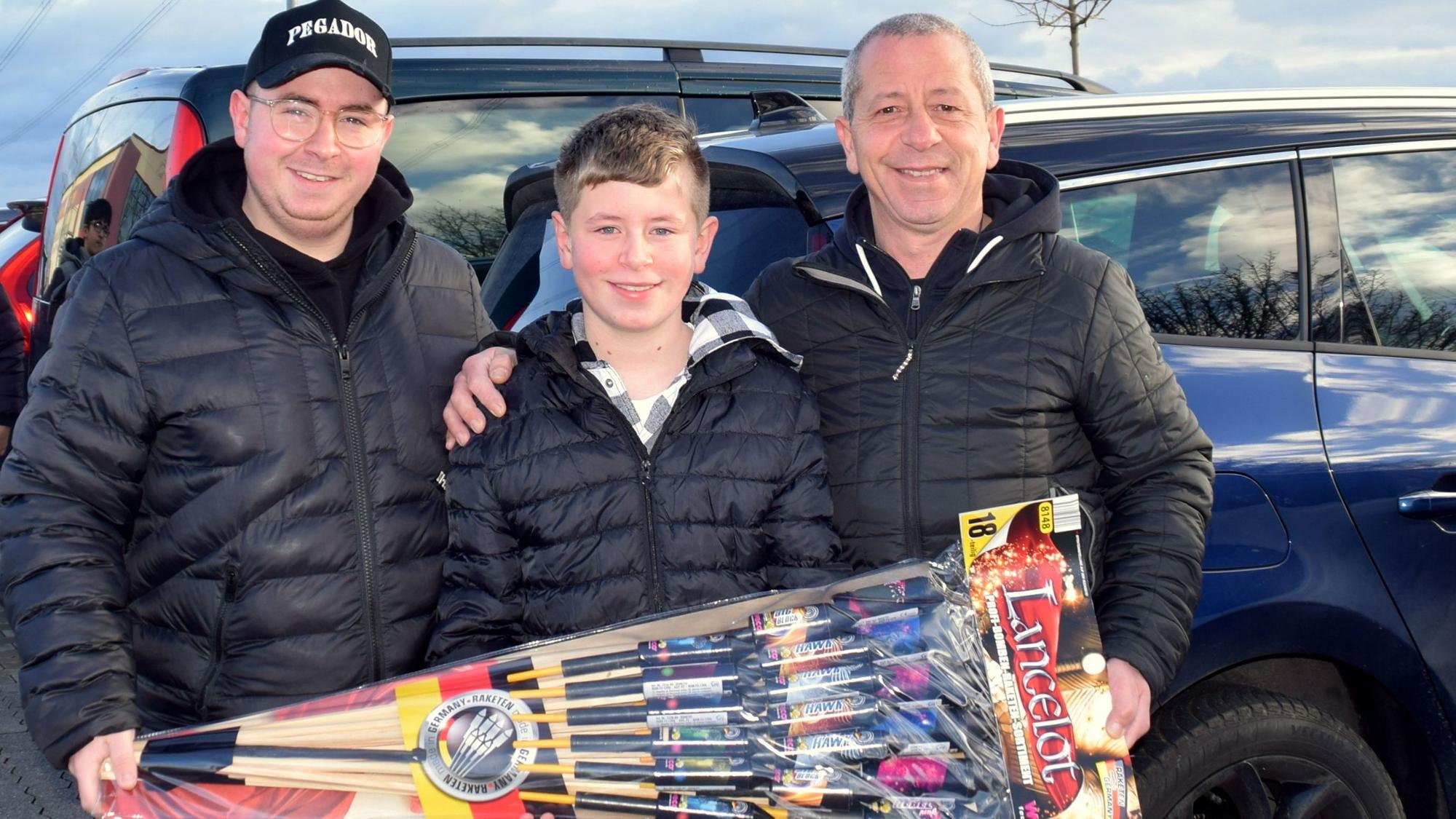 29,. Dezember 2022 Alfter. Nach zwei Jahren freuen sich Domenic, Dante und Giovanni Trapani (von links) wieder darauf, das neue Jahr mit einem Feuerwerk zu begrüßen. Foto: Frank Engel-Strebel.