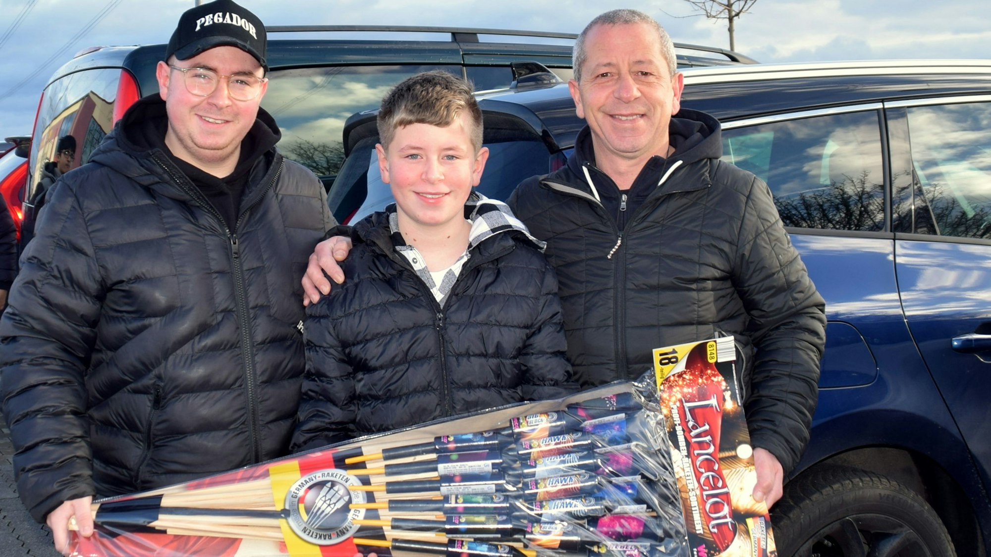 29,. Dezember 2022 Alfter. Nach zwei Jahren freuen sich Domenic, Dante und Giovanni Trapani (von links) wieder darauf, das neue Jahr mit einem Feuerwerk zu begrüßen. Foto: Frank Engel-Strebel.